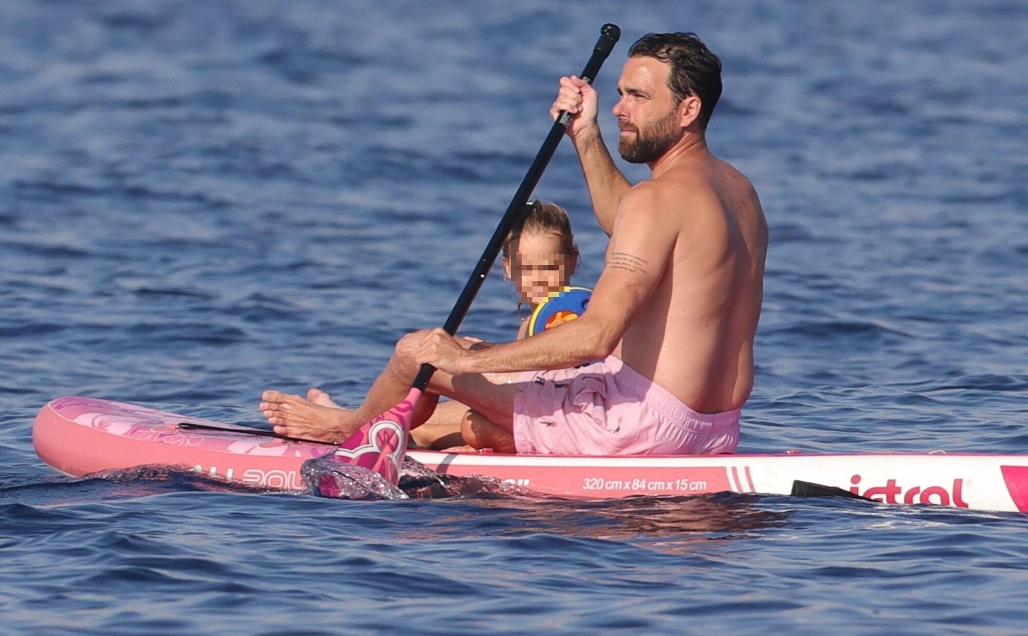 Javier Ungría disfruta de sus vacaciones en Ibiza con su hija en medio de sus enfrentamientos con Elena Tablada