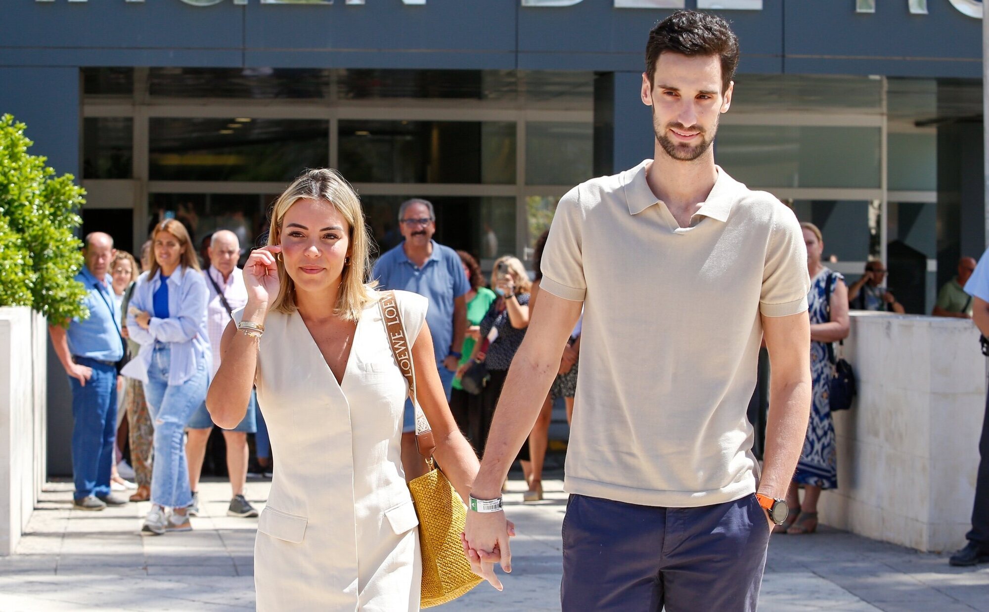 Sergio Rico, emocionado y agradecido en su salida del hospital: "Gracias a Dios he podido salir"