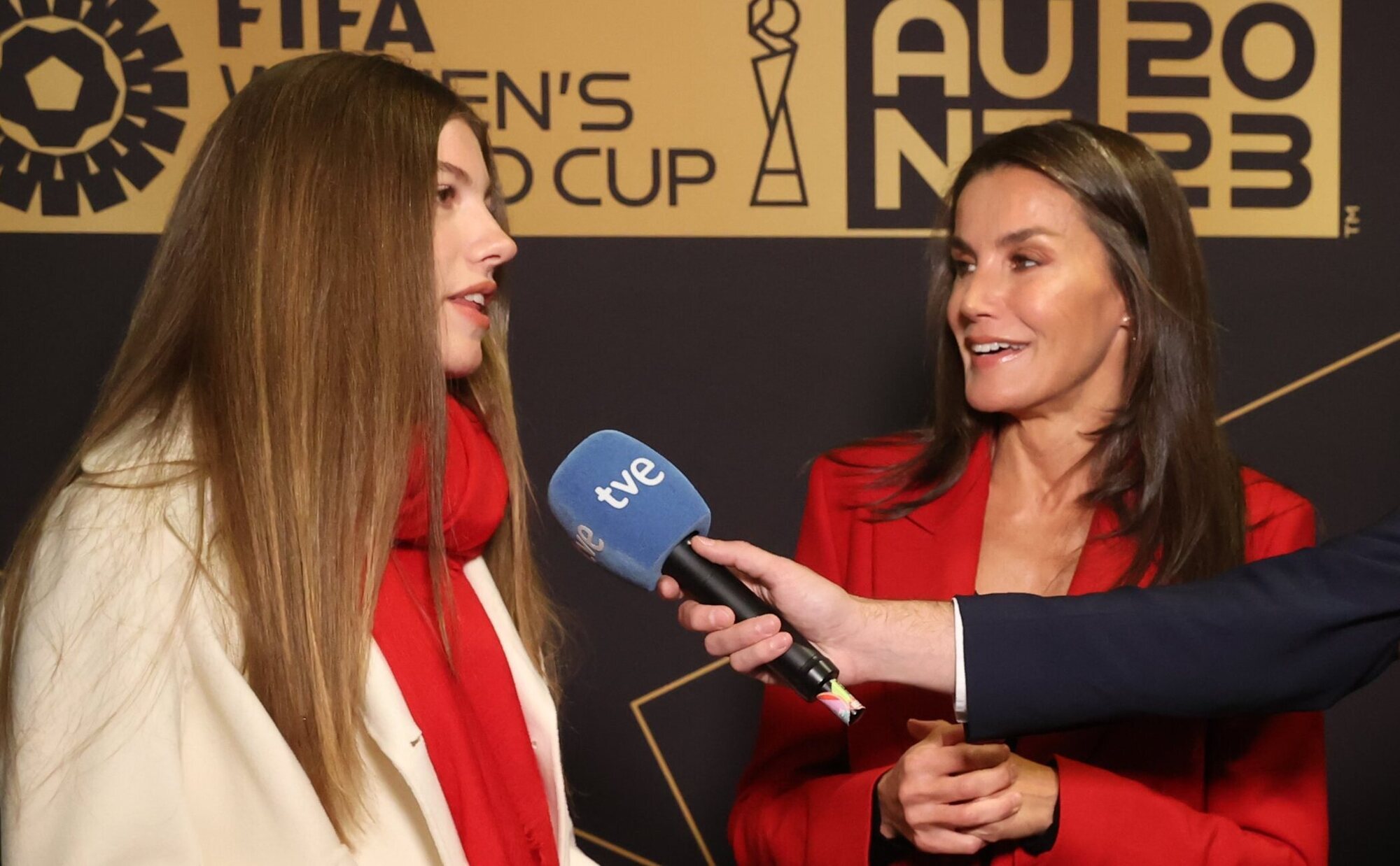La Infanta Sofía habla por primera vez en televisión en la final del Mundial de Fútbol Femenino apoyada por la Reina Letizia