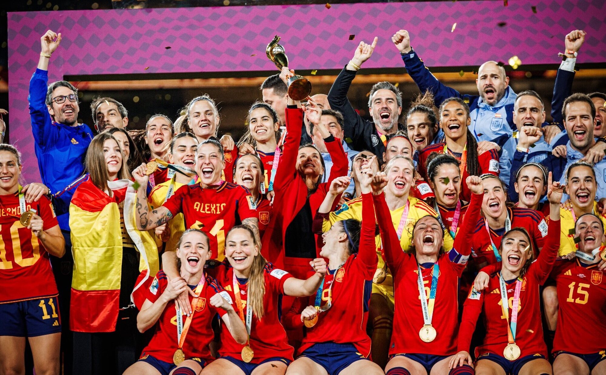 La Reina Letizia y la Infanta Sofía olvidan el protocolo para celebrar con la Selección Española su victoria en el Mundial
