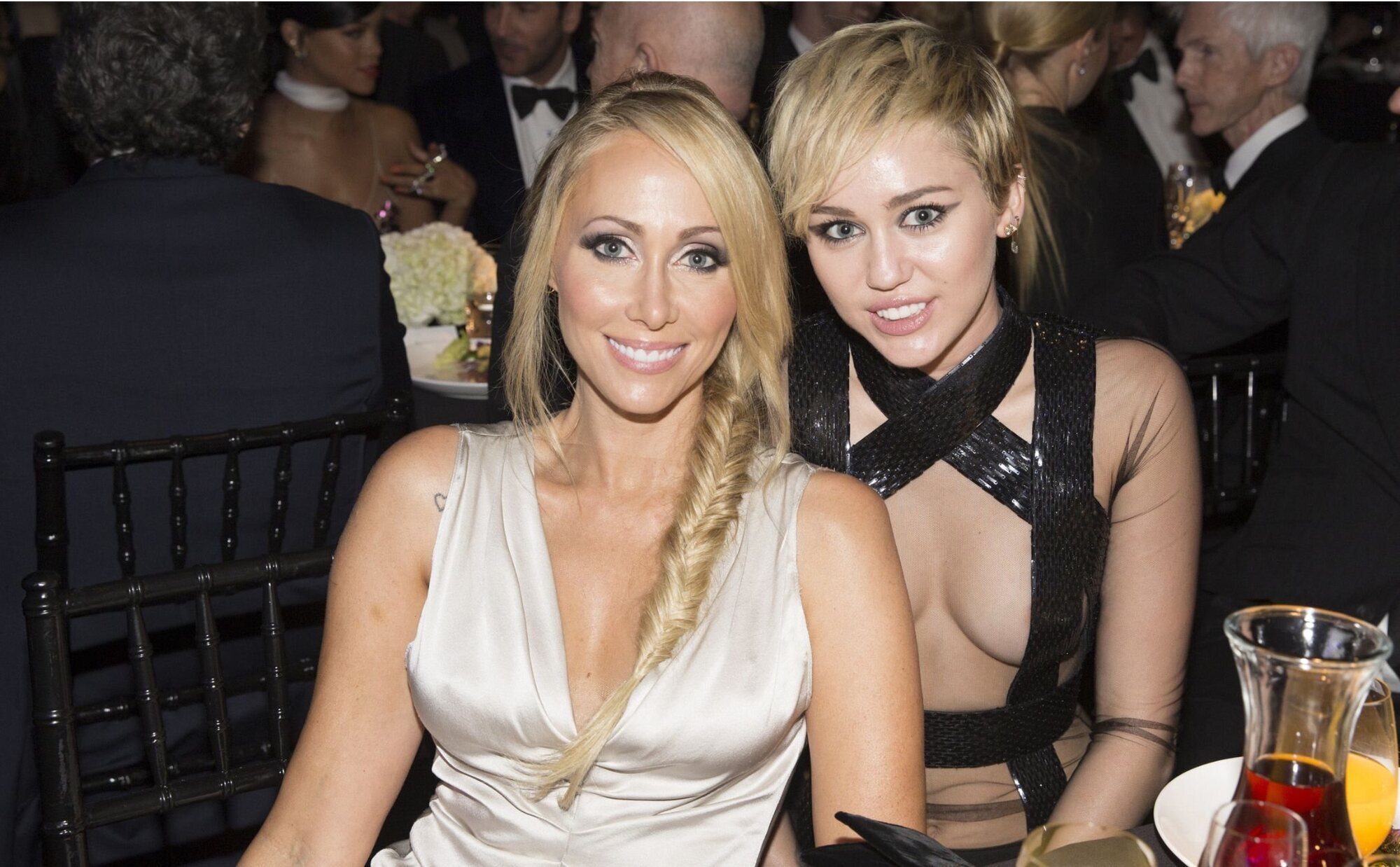 Miley Cyrus, dama de honor en la boda de su madre Tish Cyrus con Dominic Purcell