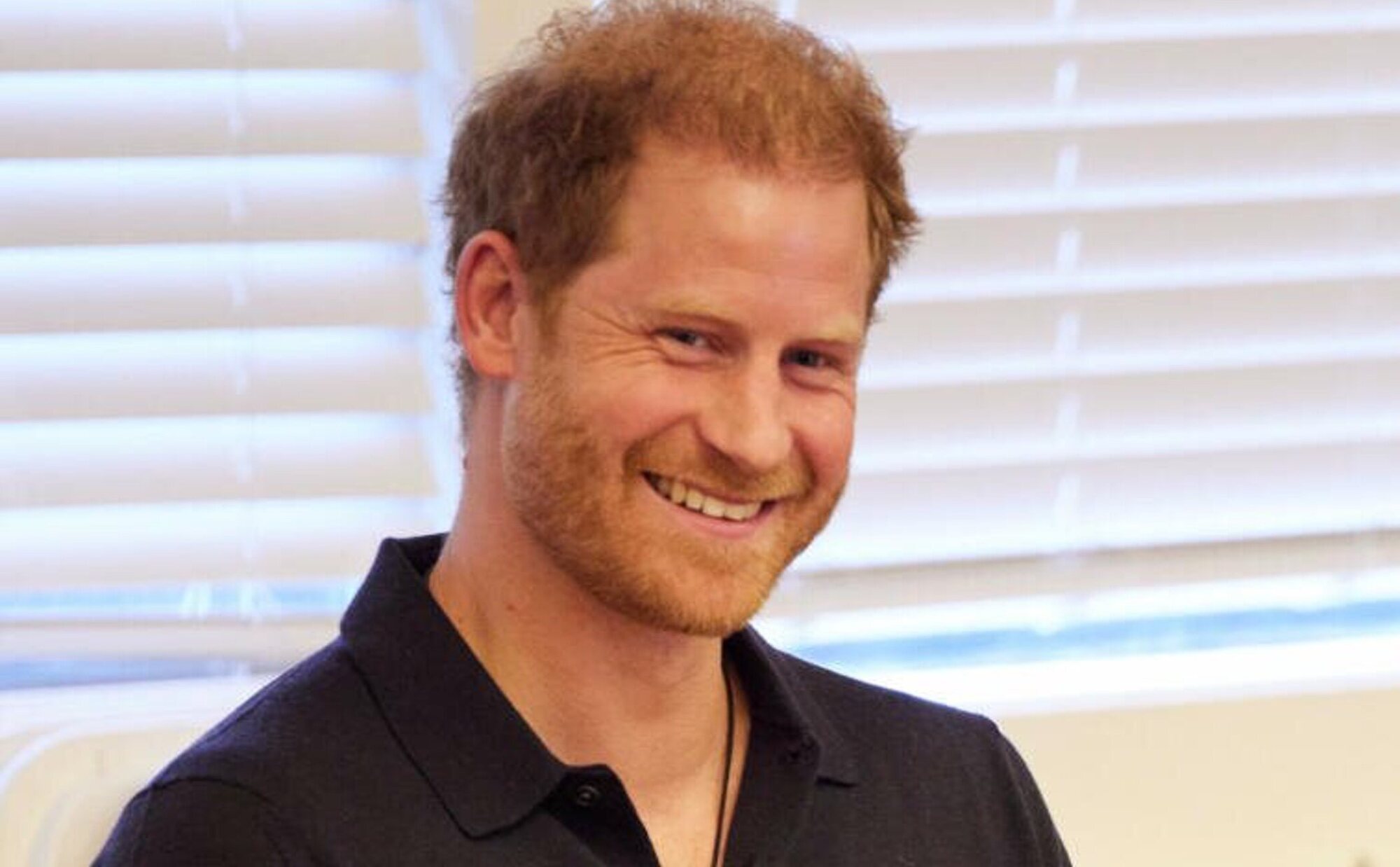 La prensa británica se burla del Photoshop en una foto en el pelo del Príncipe Harry, que aparece sin calvicie