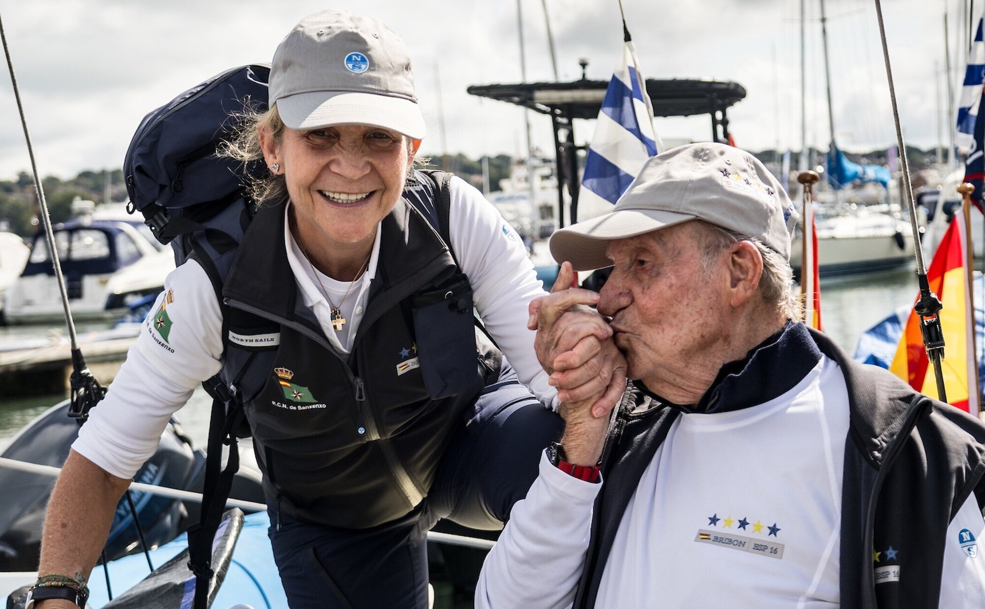Los gestos de cariño y complicidad del Rey Juan Carlos y la Infanta Elena en el Campeonato del Mundo de Vela