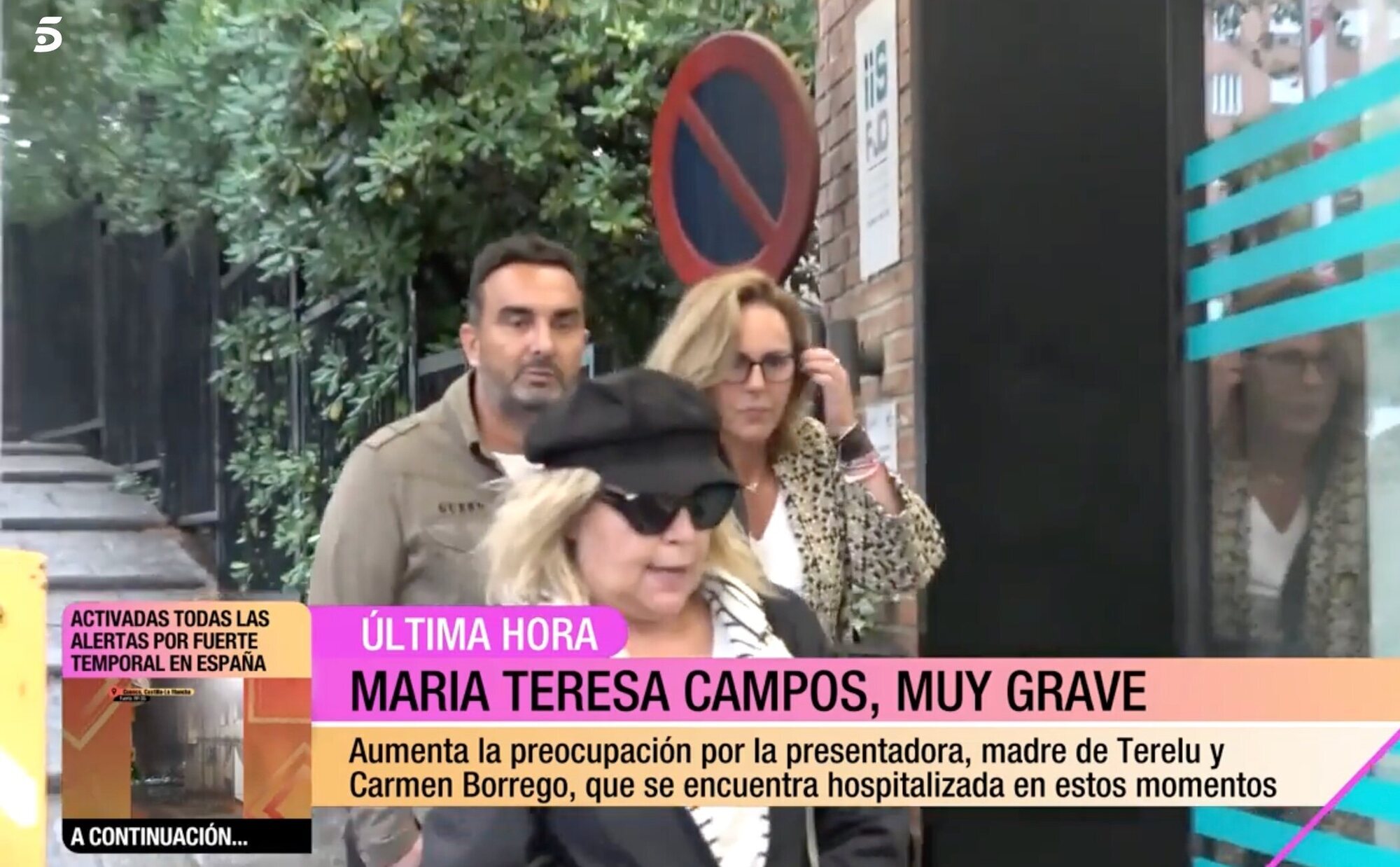 Terelu Campos llega al hospital en el que se encuentra su madre acompañada por Rocío Carrasco y Fidel Albiac