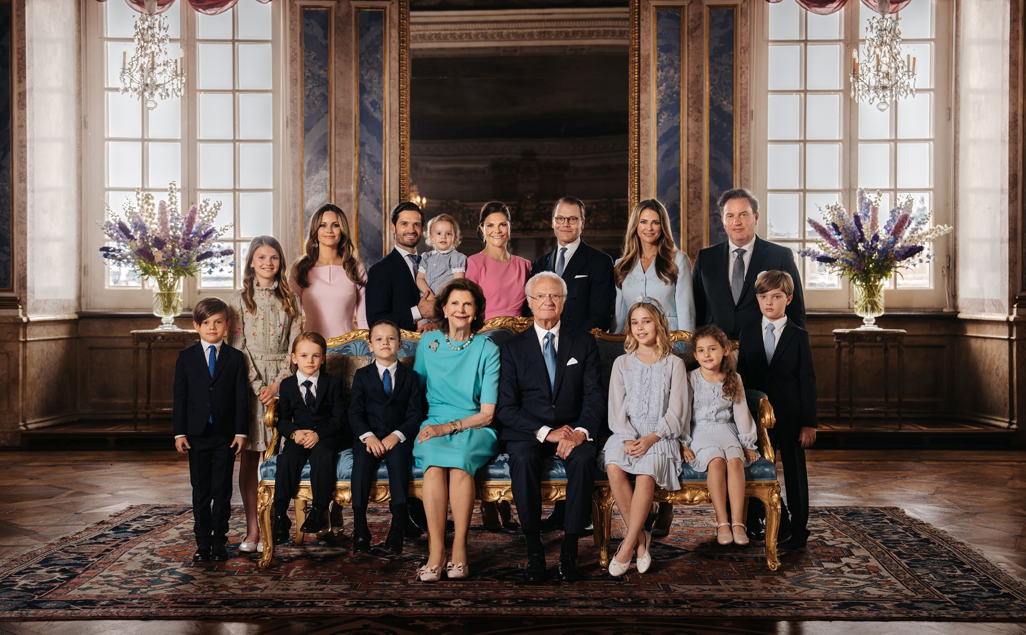 La Familia Real Sueca al completo: el posado de Carlos Gustavo y Silvia de Suecia con sus hijos y nietos por el Jubileo