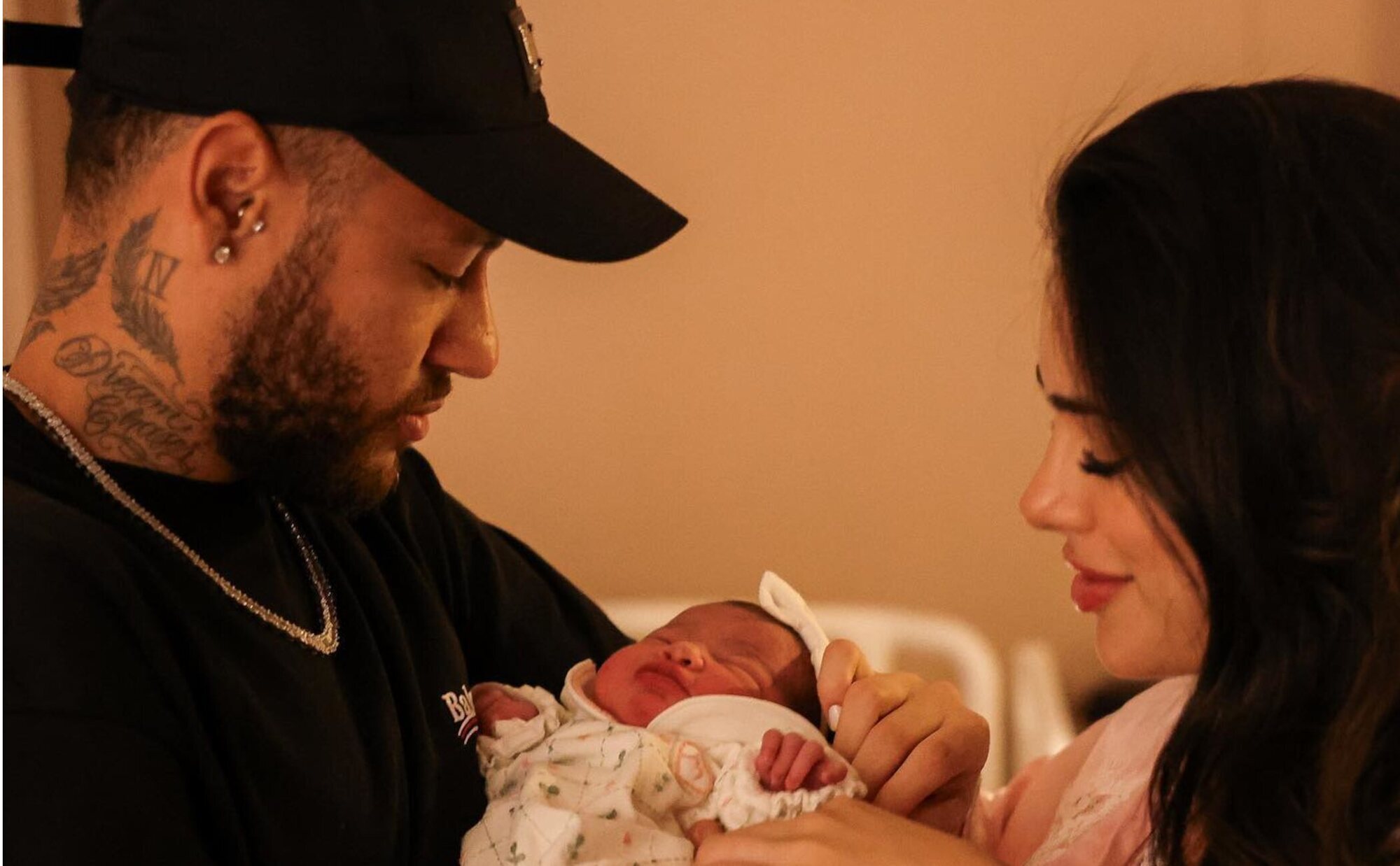 Neymar y Bruna Biancardi, padres de su primera hija en común: su primera imagen y el nombre del bebé