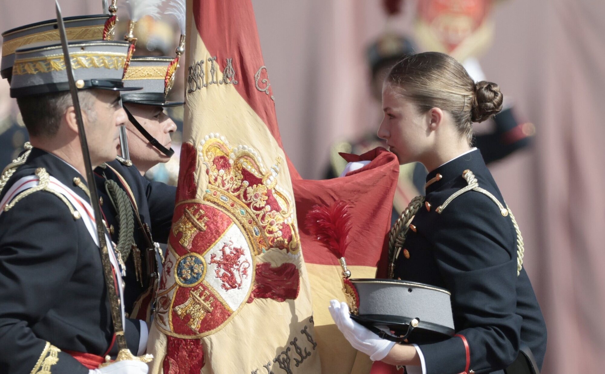 Los detalles de la Jura de Bandera de la Princesa Leonor: el orgullo de Felipe, la emoción de Letizia y lo que mostró Leonor