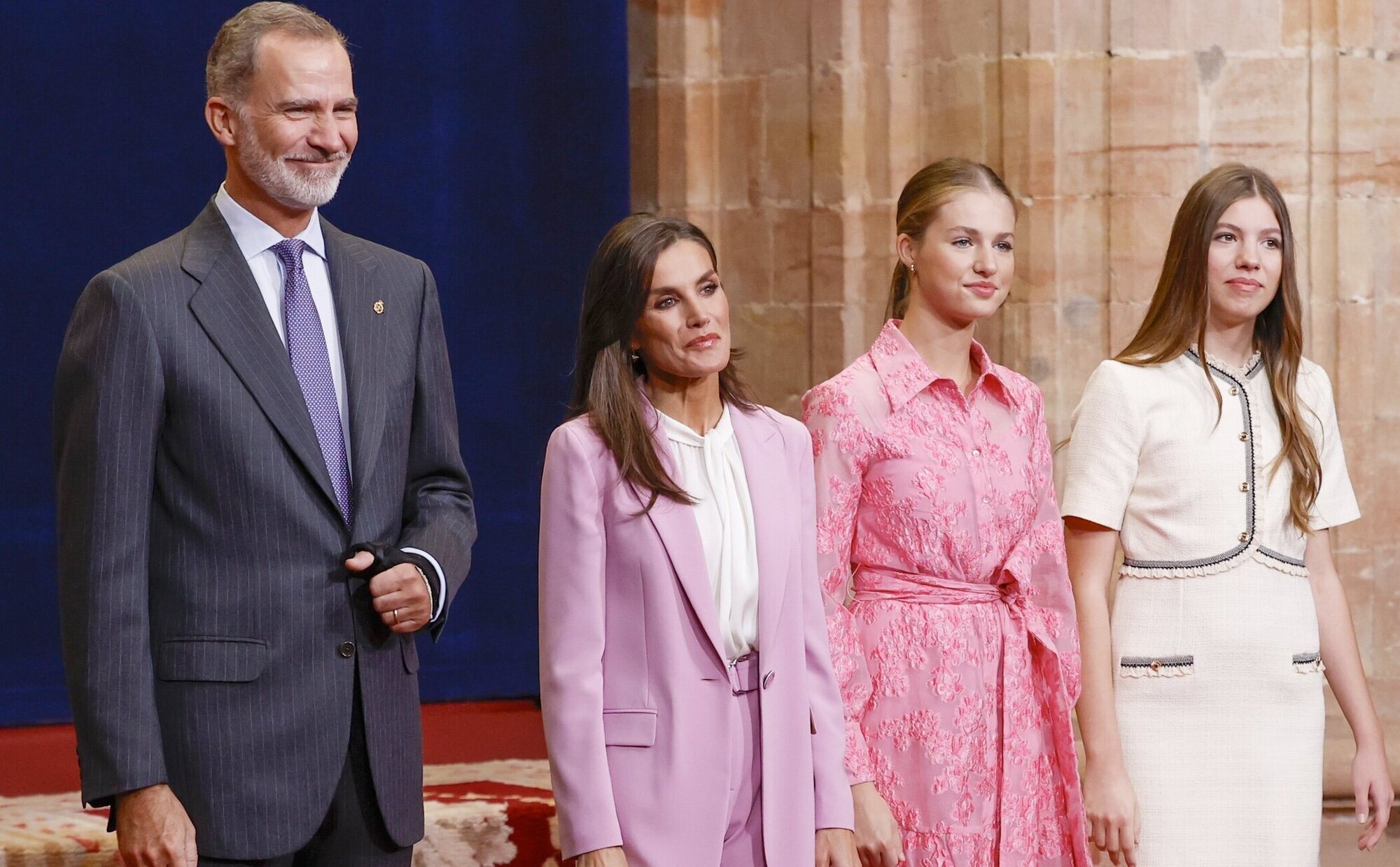 El gesto de Letizia con sus hijas Leonor y Sofía y el error corregido por Felipe VI en los Princesa de Asturias 2023