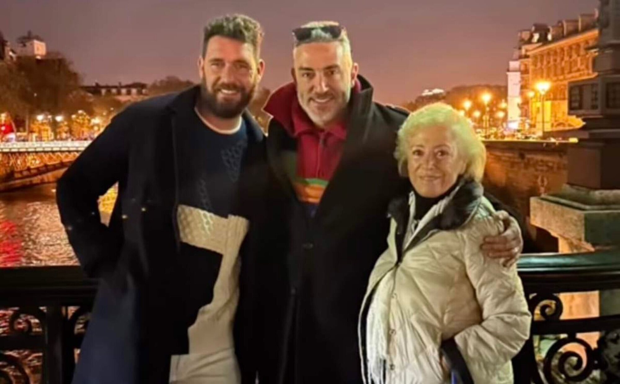 Kiko Hernández y Fran Antón, felices y enamorados en París acompañados por la madre del actor