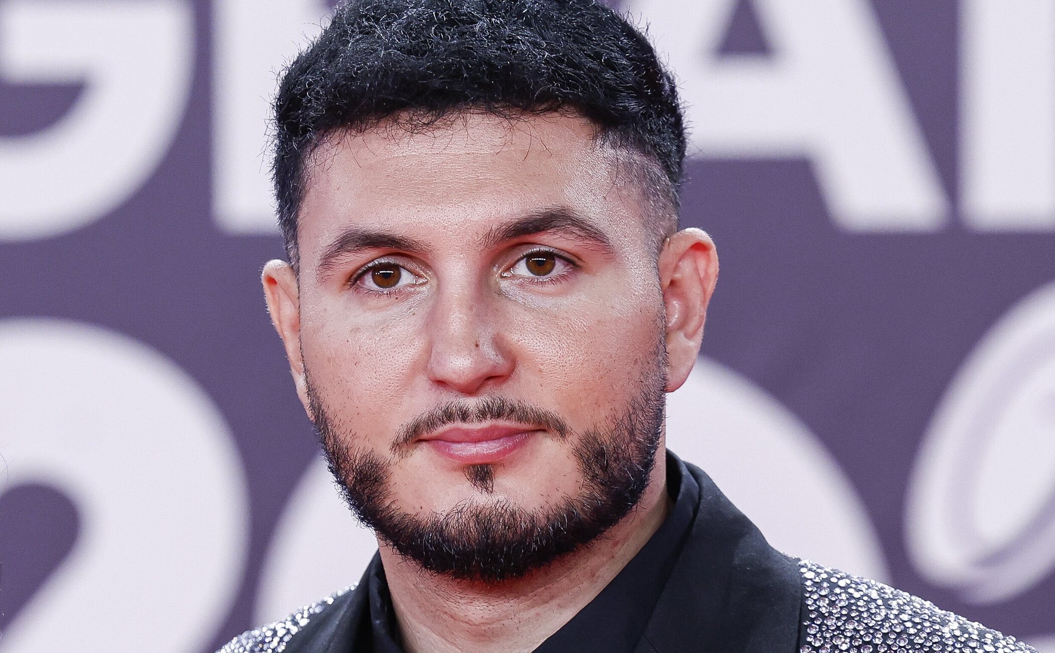 Omar Montes responde a las críticas por hacer playback en los Latin Grammy: "Hay que ser muy gilipollas"