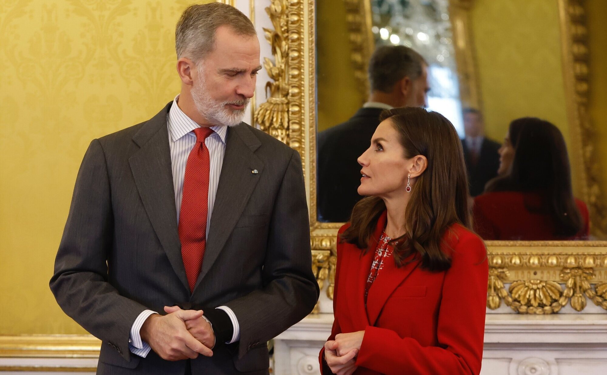 Los Reyes Felipe y Letizia muestran su unidad y complicidad en la reunión del Patronato del Instituto Cervantes
