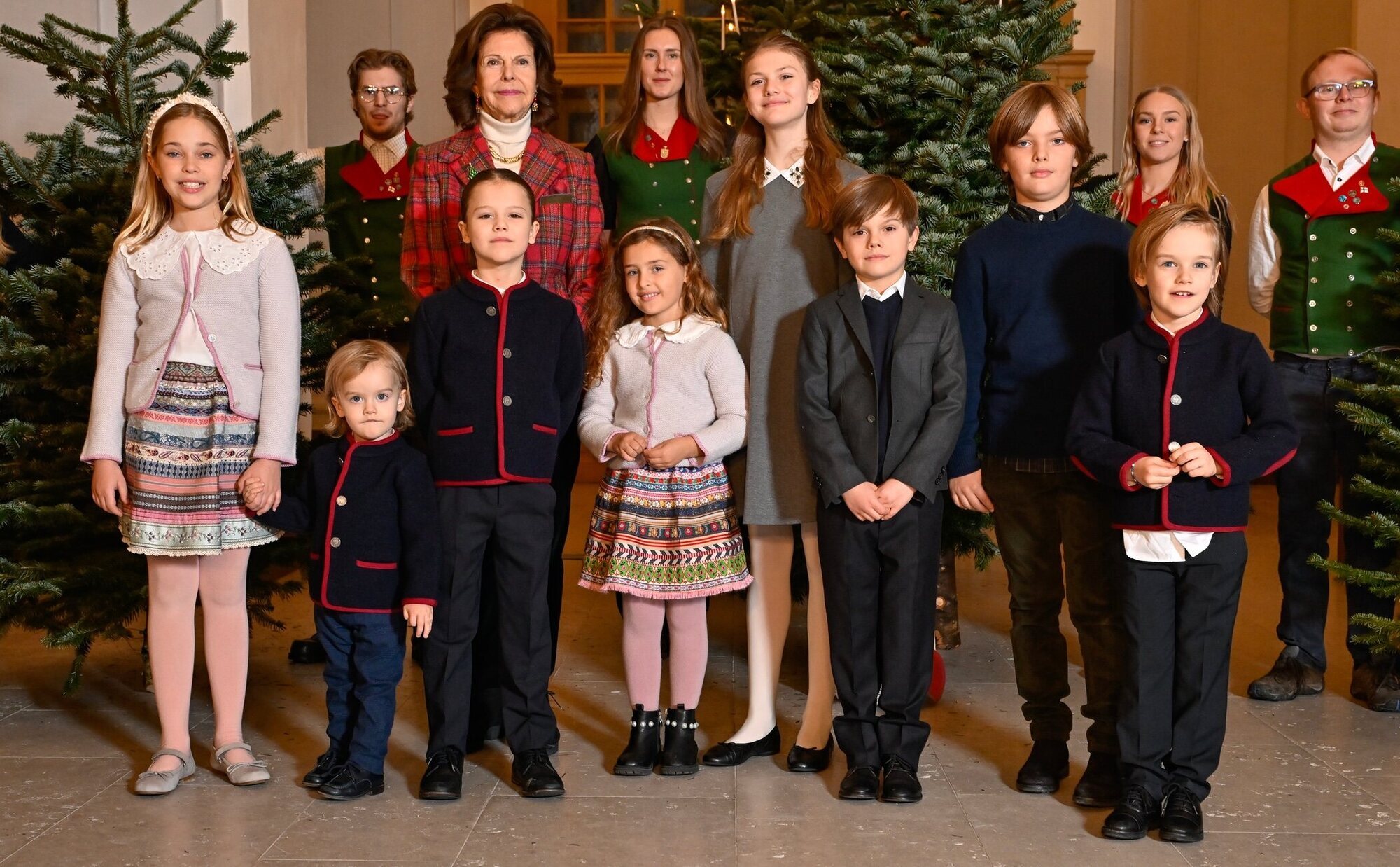 El divertido gesto de Julian de Suecia en el acto navideño con Silvia de Suecia y todos sus nietos