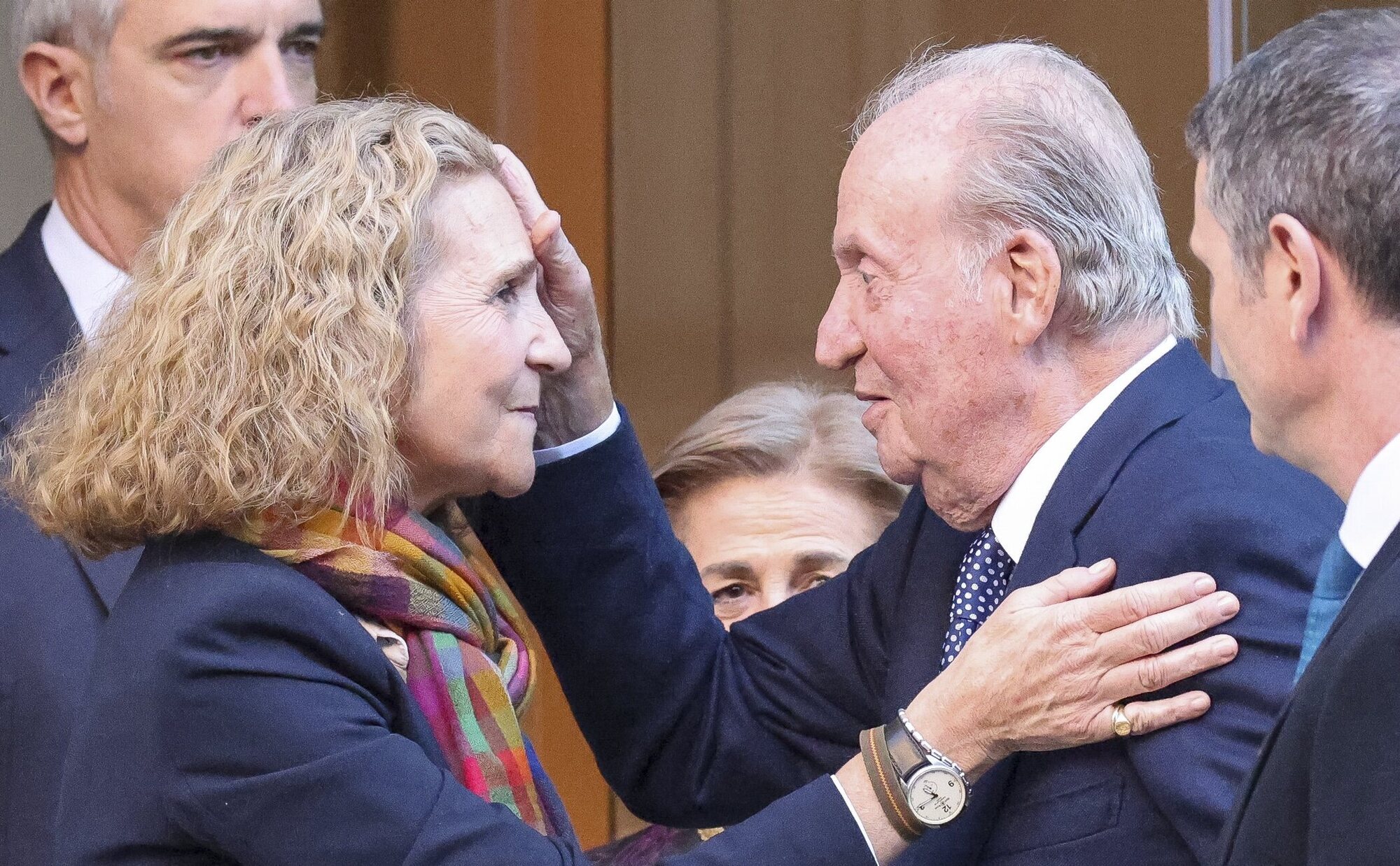 El peculiar ritual de despedida del Rey Juan Carlos y la Infanta Elena: Cruz en la frente y choque de manos