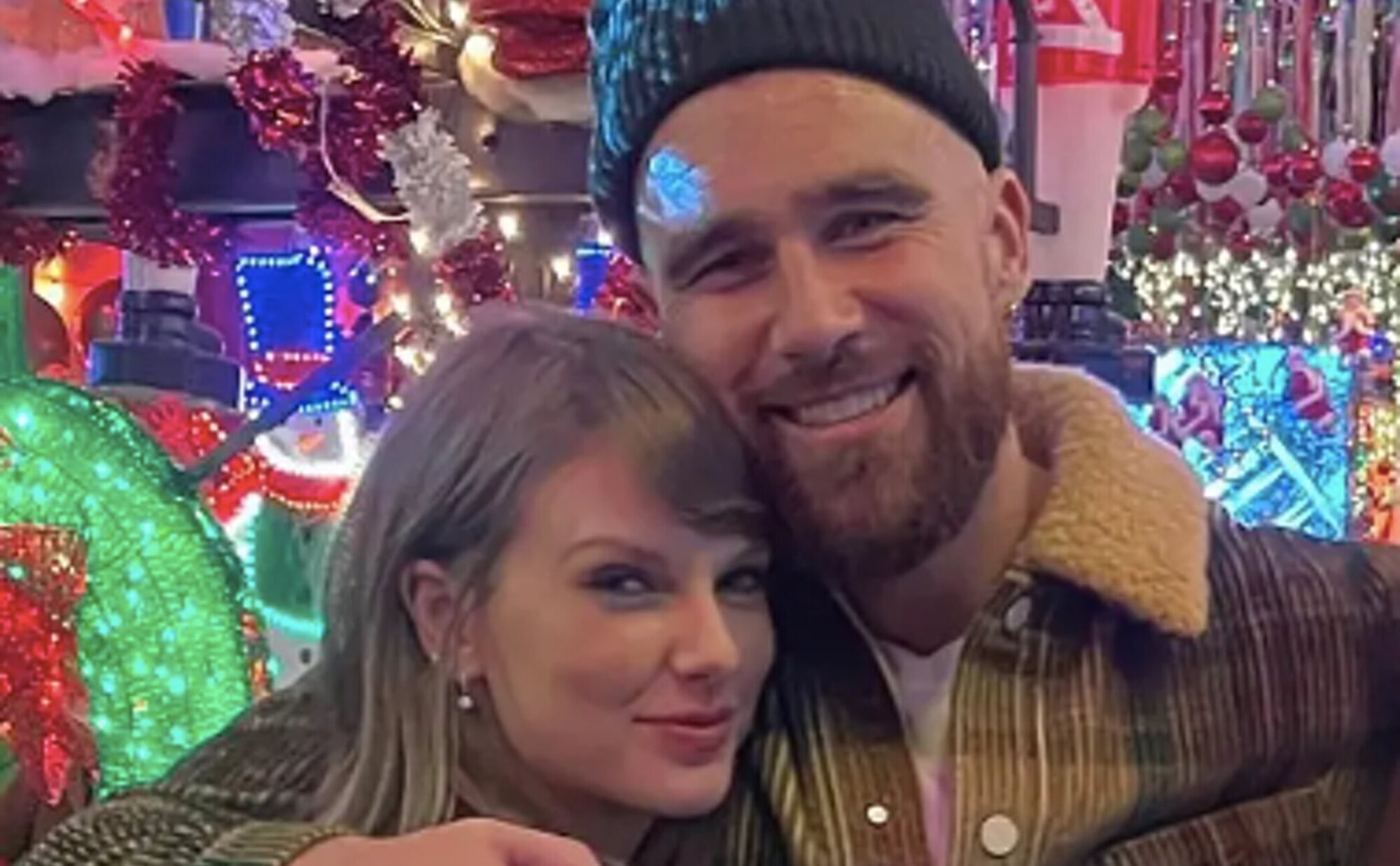 Taylor Swift y sus padres pasan la Navidad en casa de Travis Kelce junto a su padre