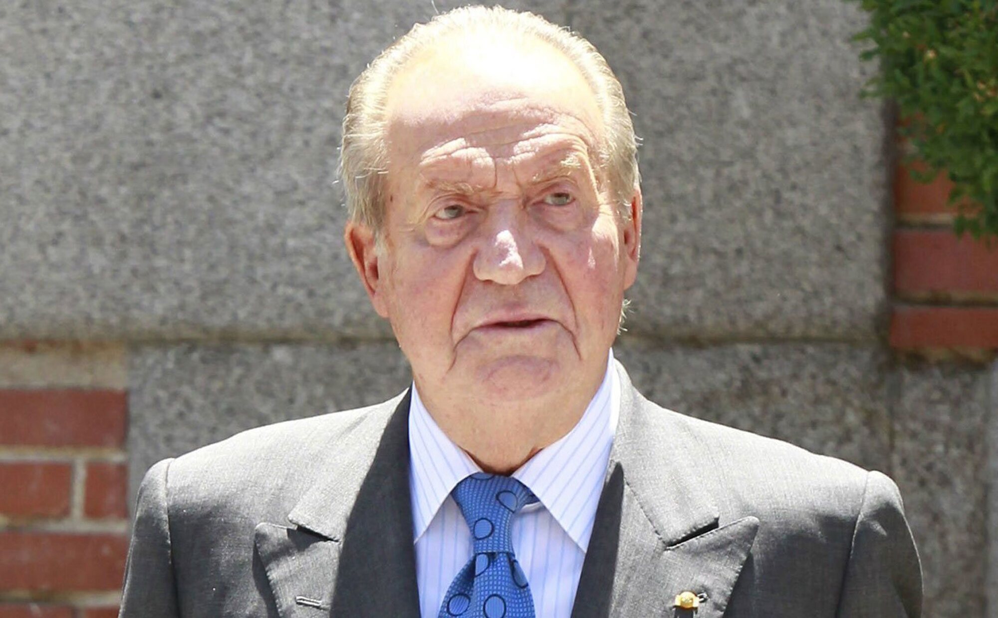 Las fotos del cumpleaños del Rey Juan Carlos: posado de celebs, gestos de cariño, un primo incómodo y tarta con sorpresa
