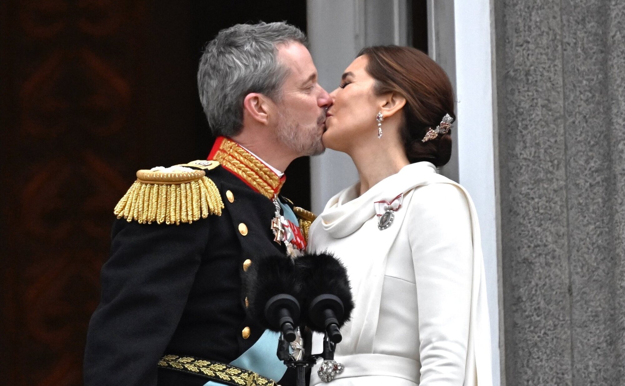 El beso con el que Federico y Mary de Dinamarca sellan su amor en la proclamación como Reyes