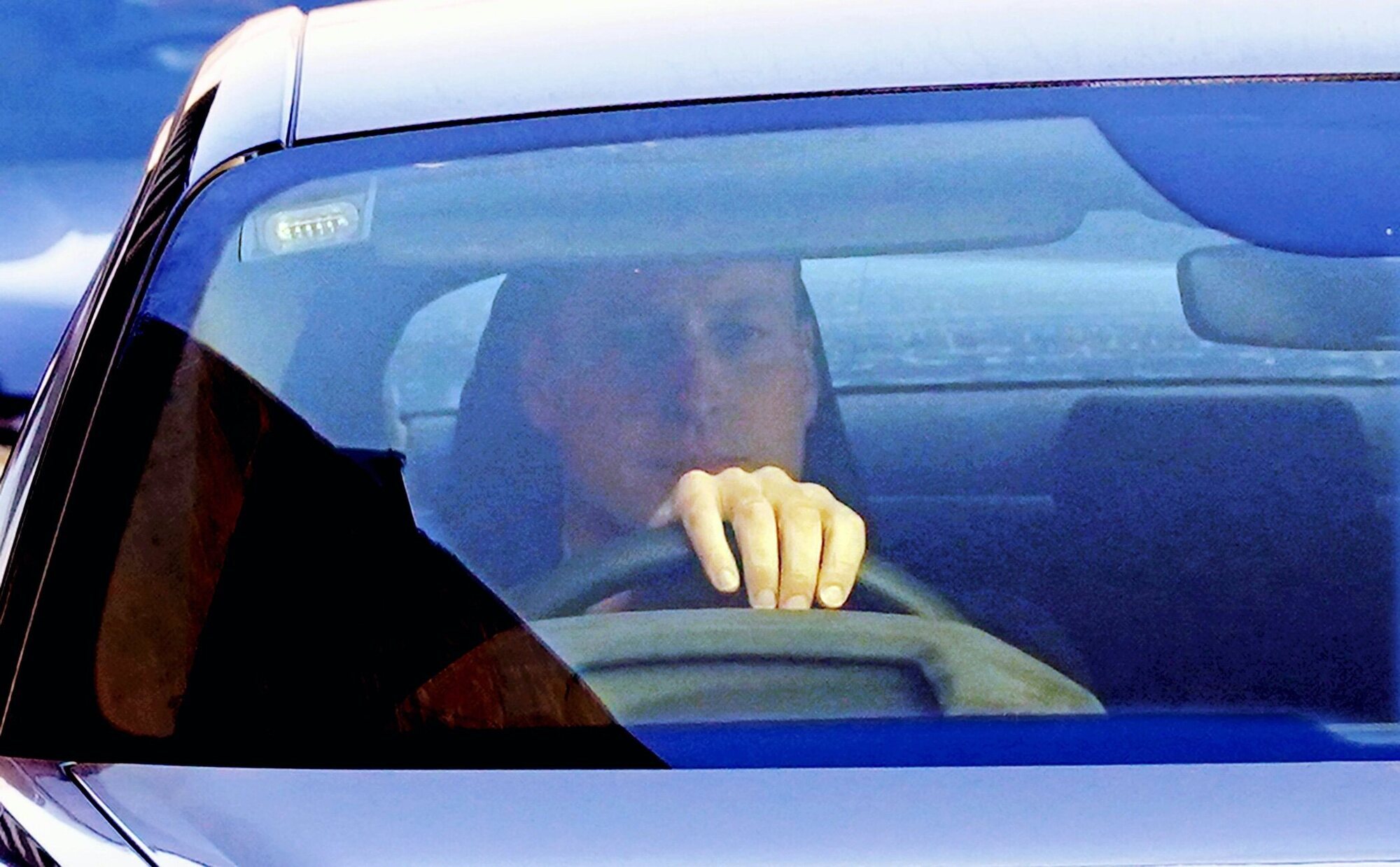 Primeras imágenes del Príncipe Guillermo con gesto preocupado acudiendo a ver a Kate Middleton al hospital tras su operación