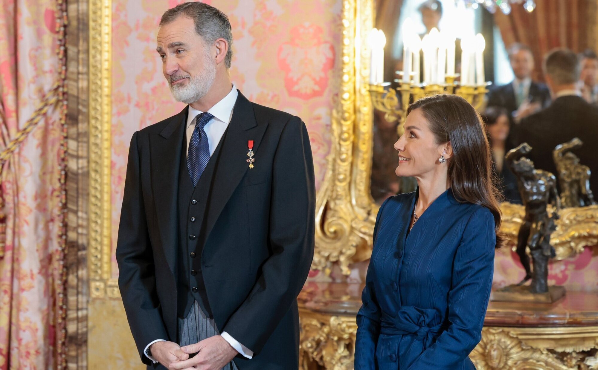 El gesto del Rey Felipe VI con la Reina Letizia tras su percance con la pulsera en la recepción al Cuerpo Diplomático