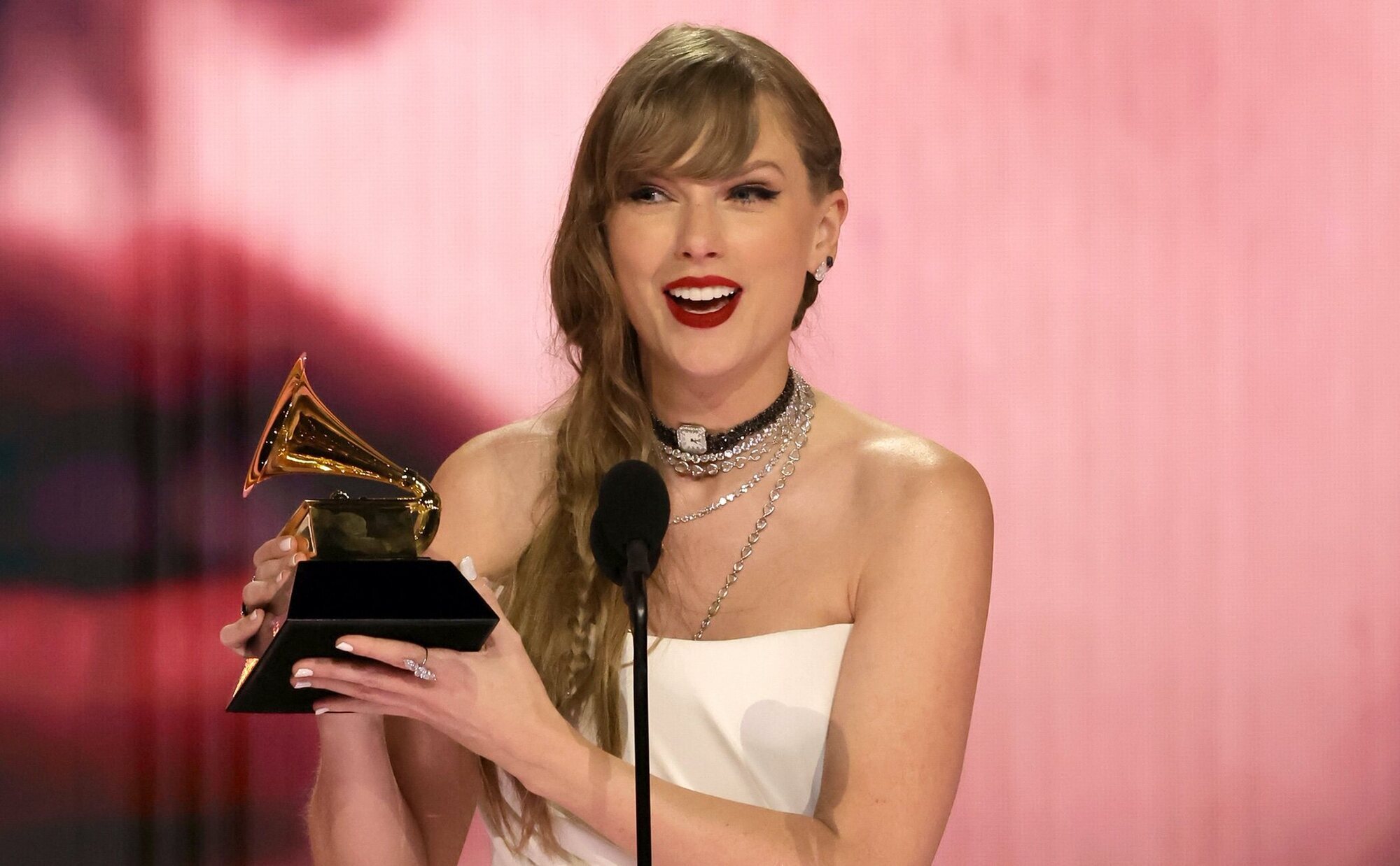 Taylor Swift hace historia en los Grammy 2024 donde las mujeres arrasan entre las premiadas