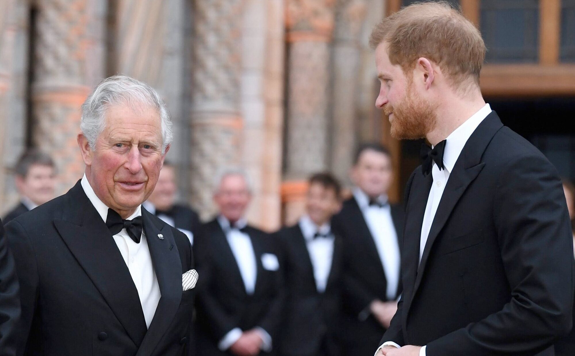 Las dos incógnitas que rodean al viaje del Príncipe Harry a Reino Unido para apoyar al Rey Carlos III