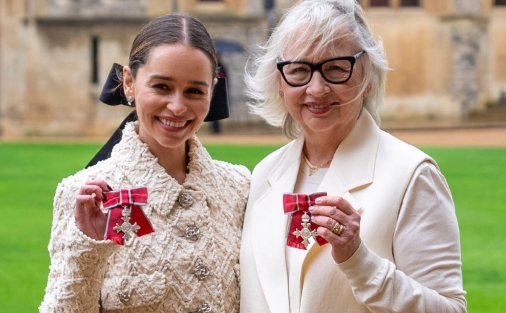 De Poniente a Windsor: La emoción de Emilia Clarke y su madre al recibir una condecoración de manos del Príncipe Guillermo