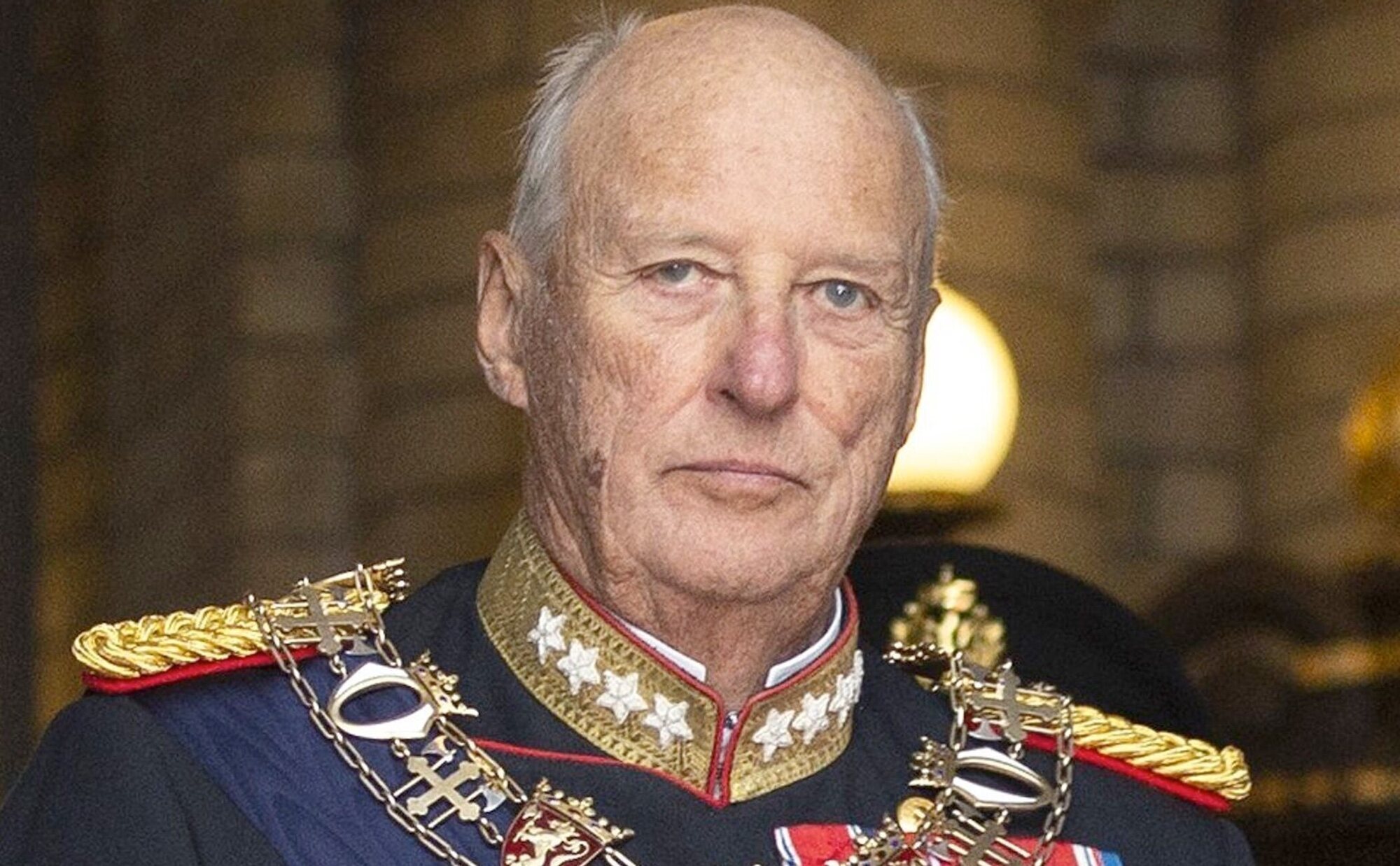 Harald de Noruega ingresa en el Rikshospitalet de Oslo tras su exitoso vuelo a Noruega desde Malasia