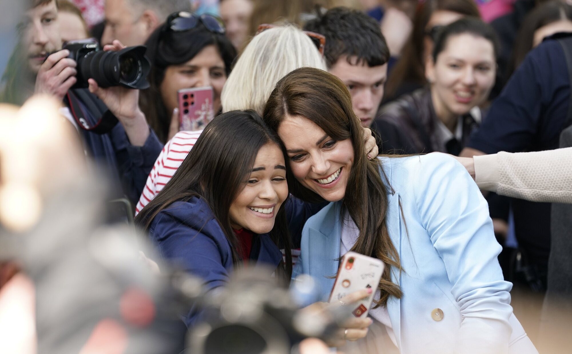 El vídeo de Kate Middleton paseando con el Príncipe Guillermo no consigue frenar las teorías de la conspiración: "No es Kate"