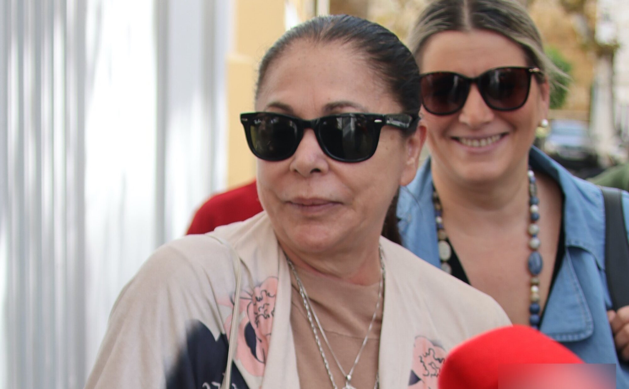 Isabel Pantoja reaparece junto a su amiga Mariló en Cádiz muy sonriente pero saliendo del hospital