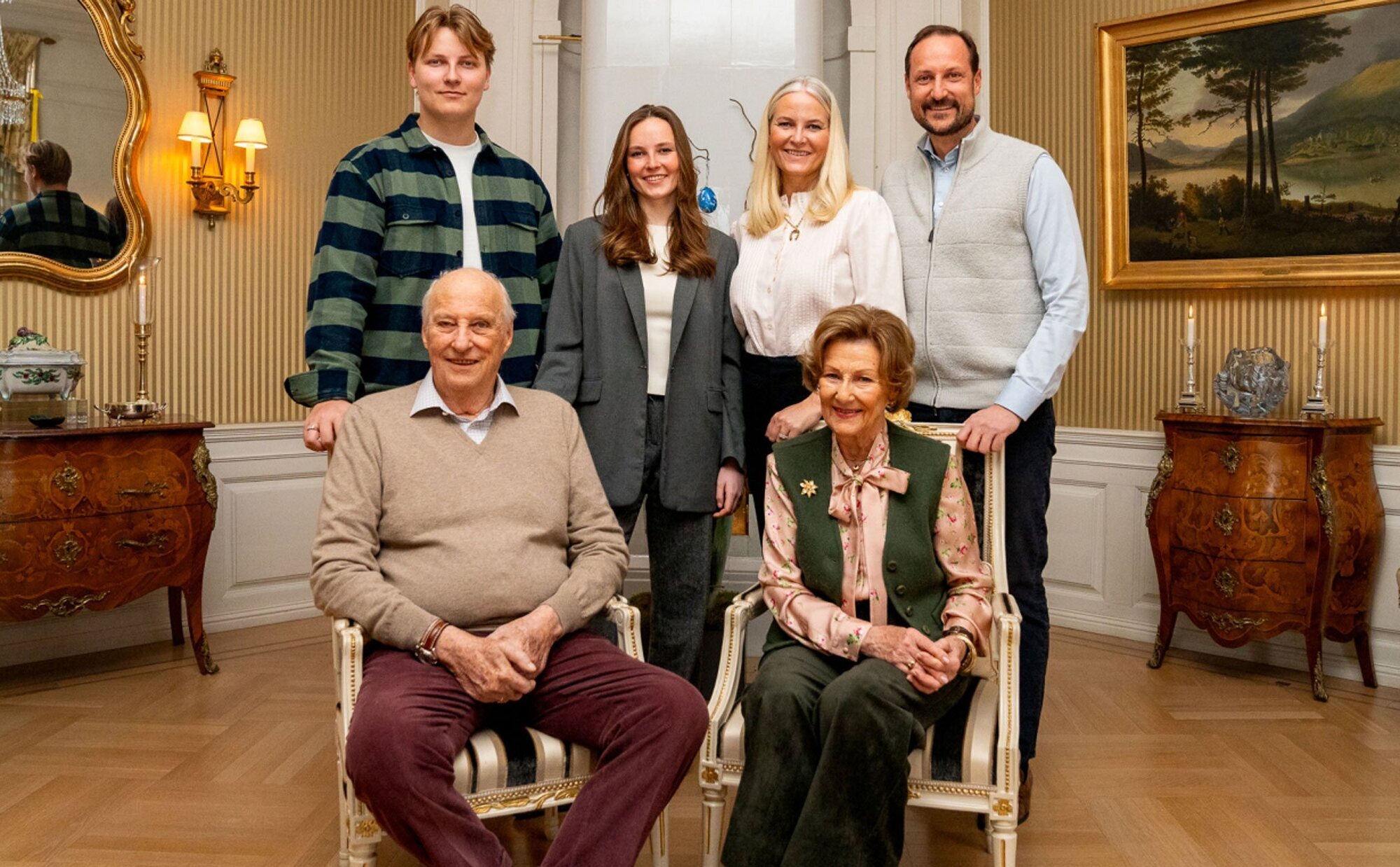 La Familia Real Noruega felicita la Pascua con foto de familia por fin al completo y con Harald de Noruega muy recuperado
