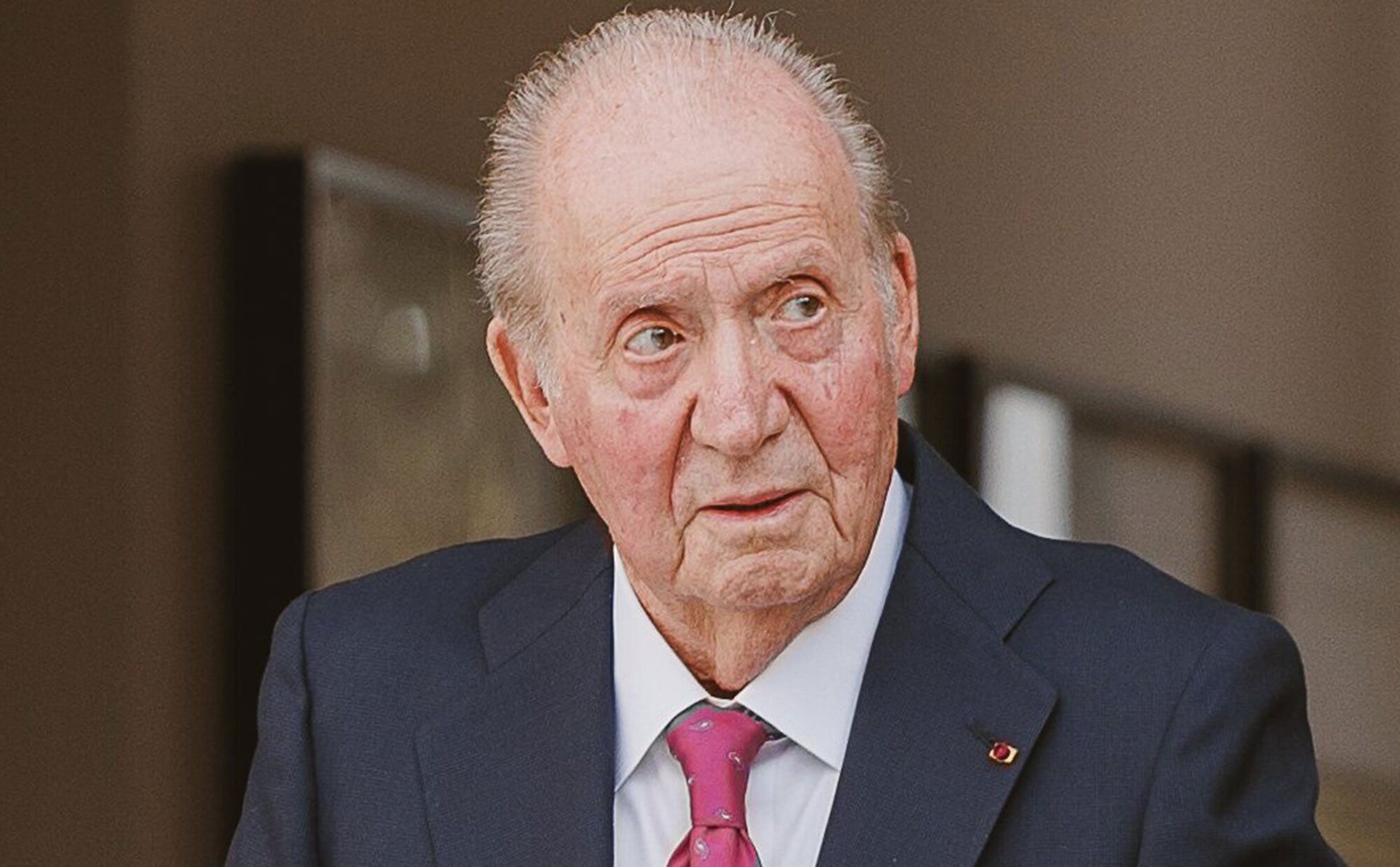 El Rey Juan Carlos vuelve a España por un doble motivo: la boda de Almeida y el funeral de su sobrino Fernando Gómez-Acebo