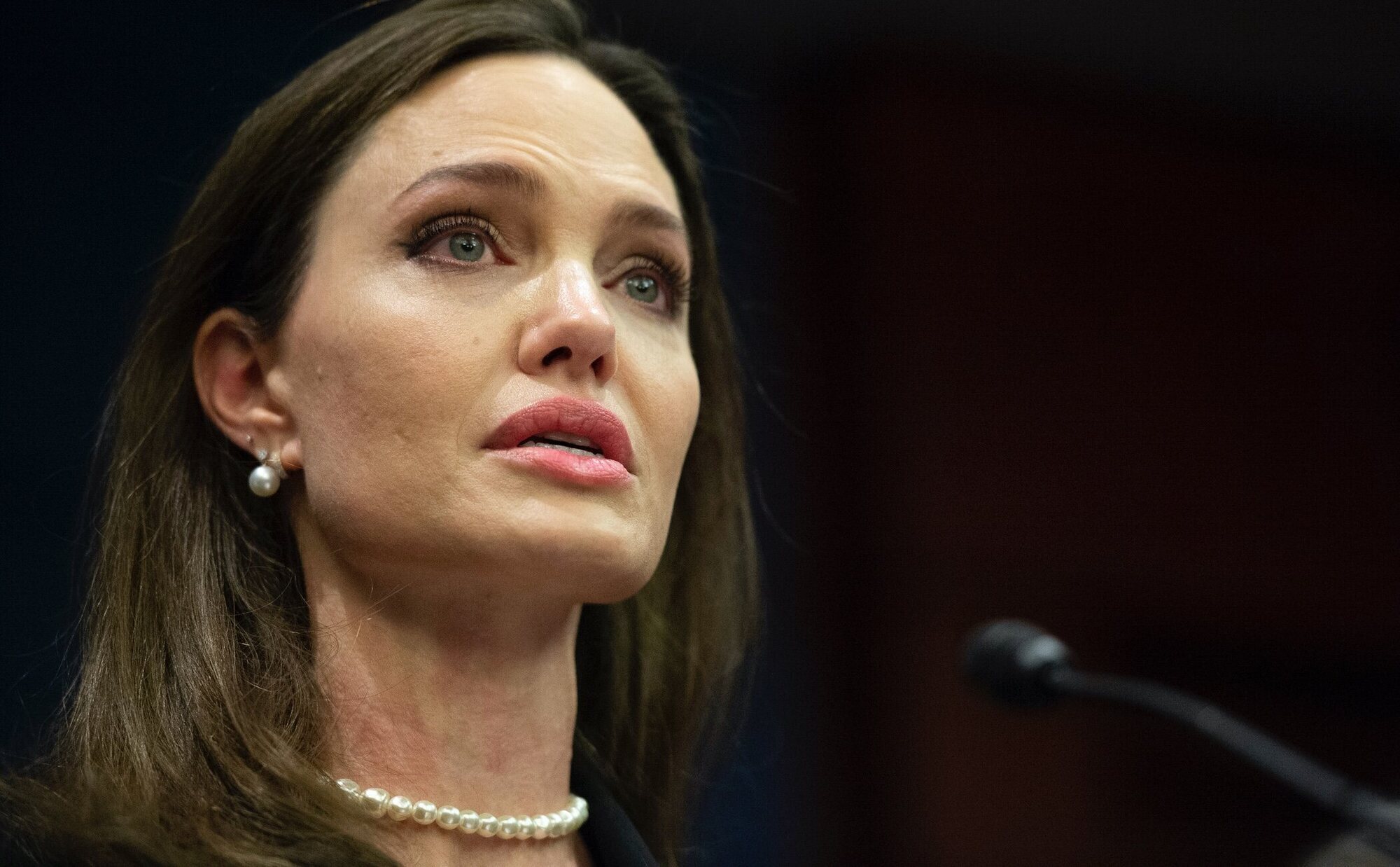 Angelina Jolie acusa a Brad Pitt de abusar físicamente de ella antes del incidente del avión