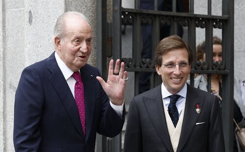 La anecdótica llegada del Rey Juan Carlos a la boda de Almeida: saca al novio para una foto y se le cae el bastón