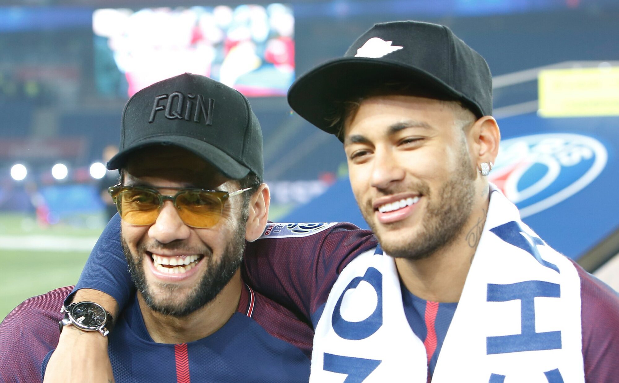 Dani Alves devuelve al padre de Neymar los 150.000 euros que le había dado para indemnizar a la víctima