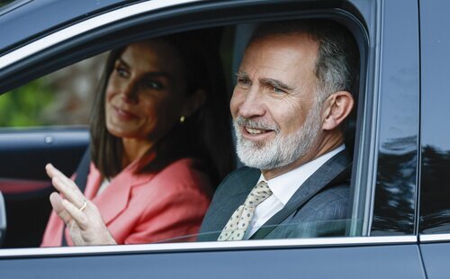 Los Reyes Felipe y Letizia visitan a la Reina Sofía en el hospital y cuentan cómo está