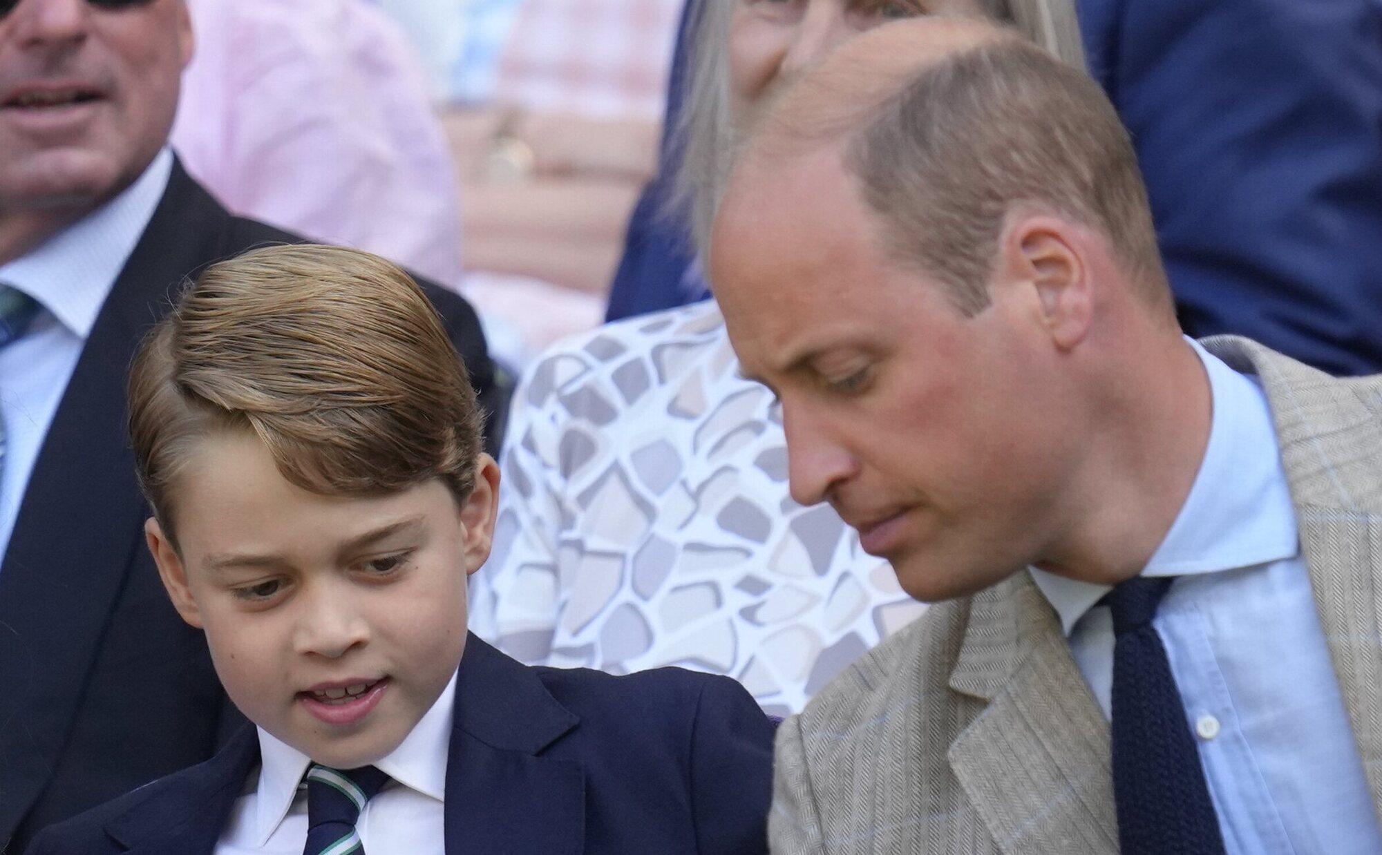 El Príncipe Guillermo reaparece públicamente junto al Príncipe George por primera vez desde que Kate anunció su cáncer