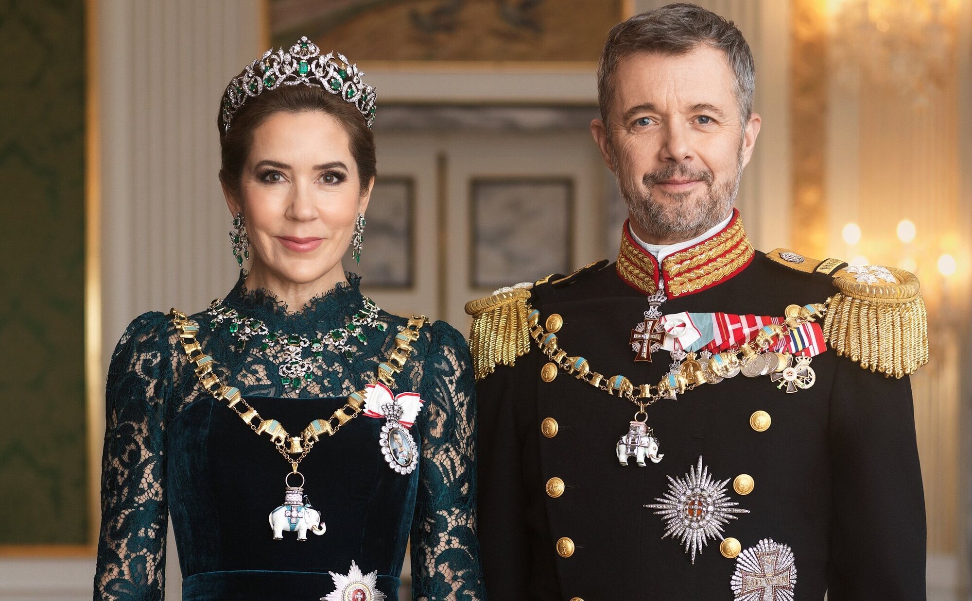 Federico y Mary de Dinamarca estrenan sus primeros retratos oficiales de gala como reyes con órdenes y joyas de la Corona