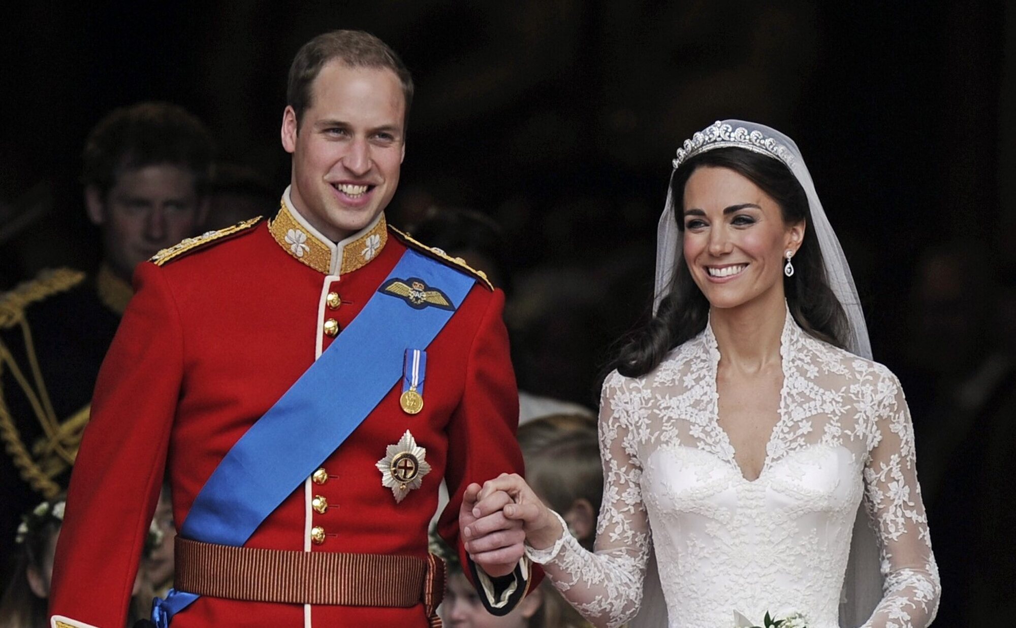 El Príncipe Guillermo y Kate Middleton comparten un retrato inédito de su boda para celebrar su 13 aniversario