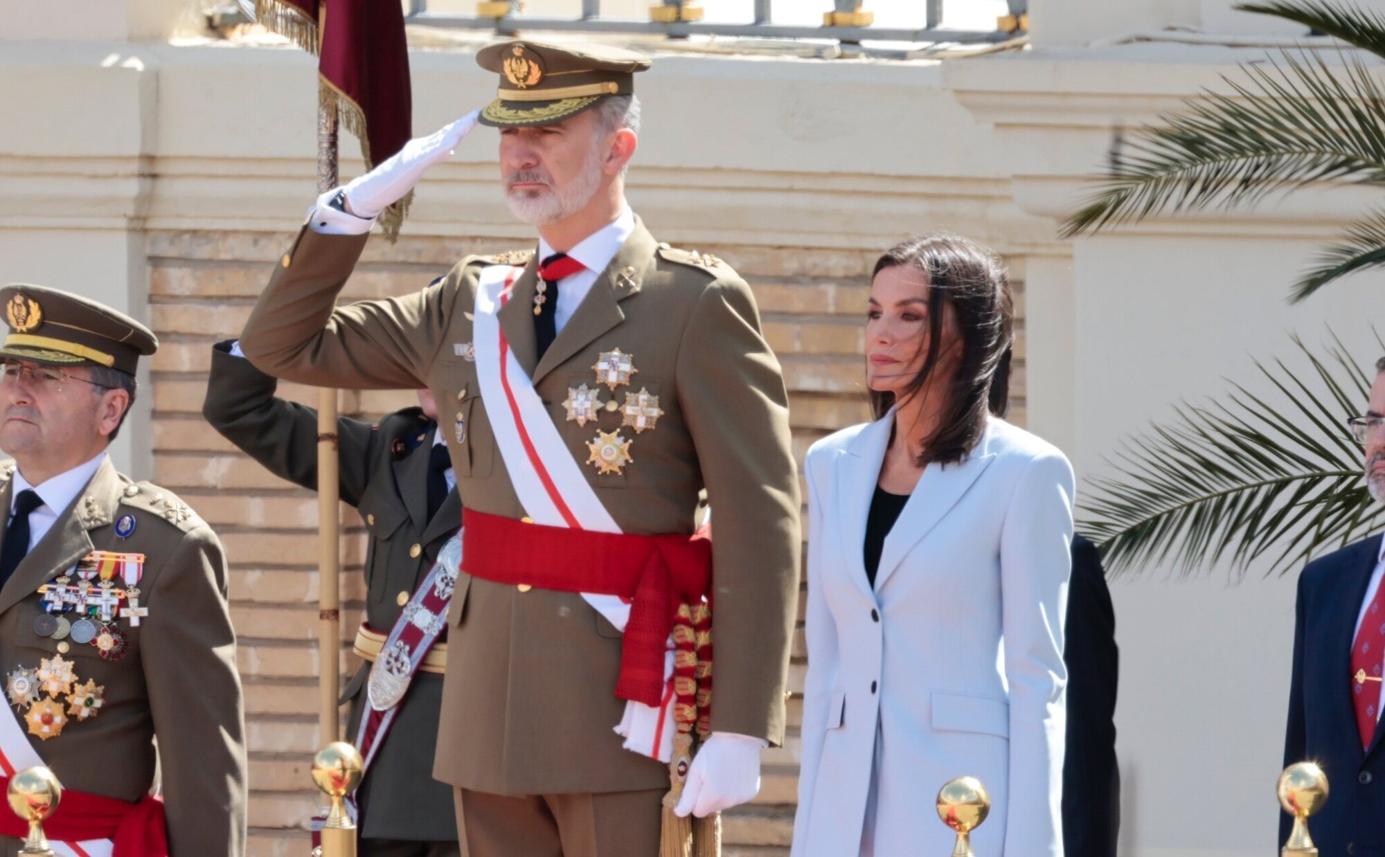 El Rey Felipe vuelve a jurar bandera 40 años después ante la mirada de la Reina Letizia y con la Princesa Leonor como cadete