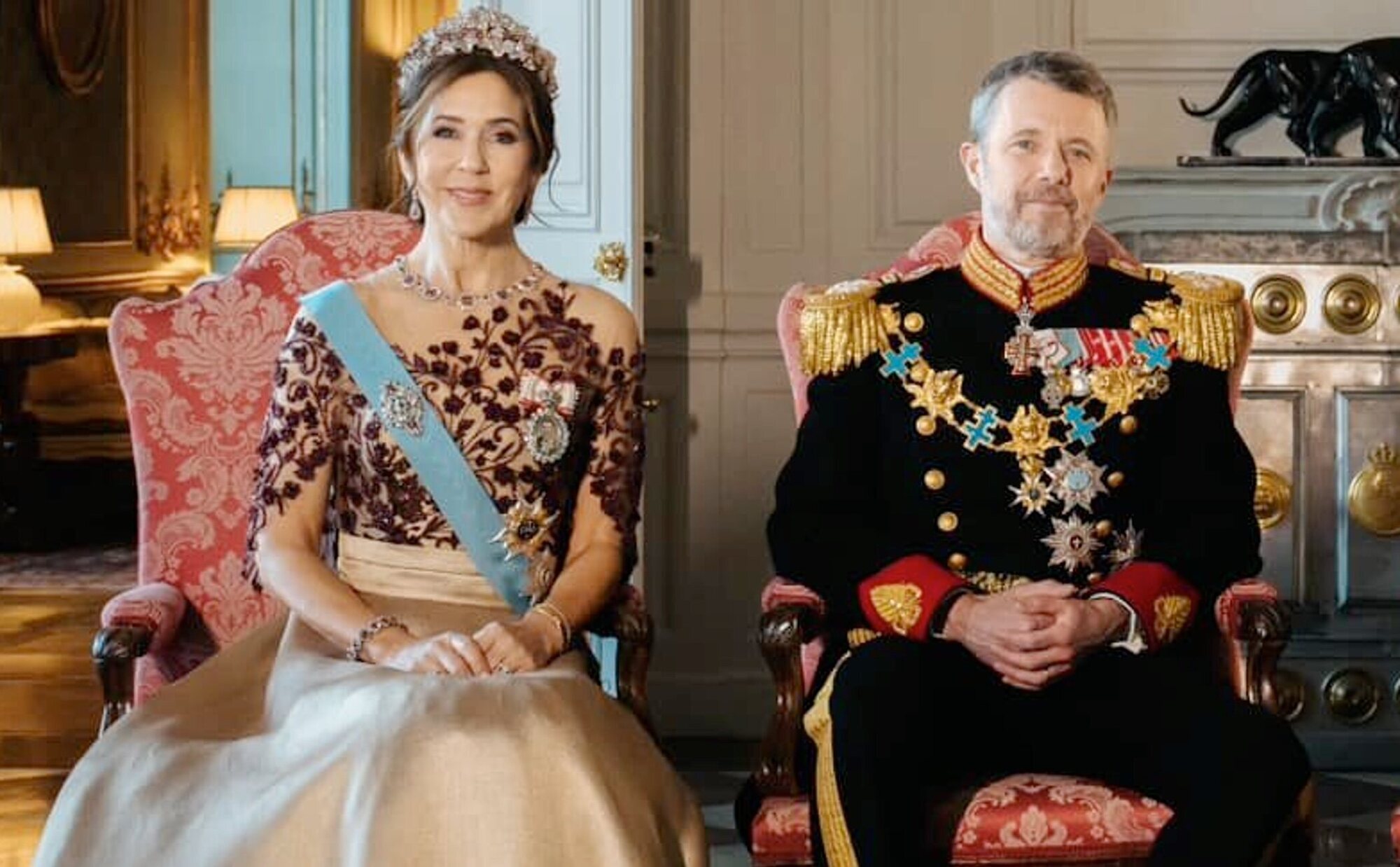 Mary de Dinamarca se corona como Reina en la cena de gala por su Visita de Estado a Suecia junto a Federico de Dinamarca