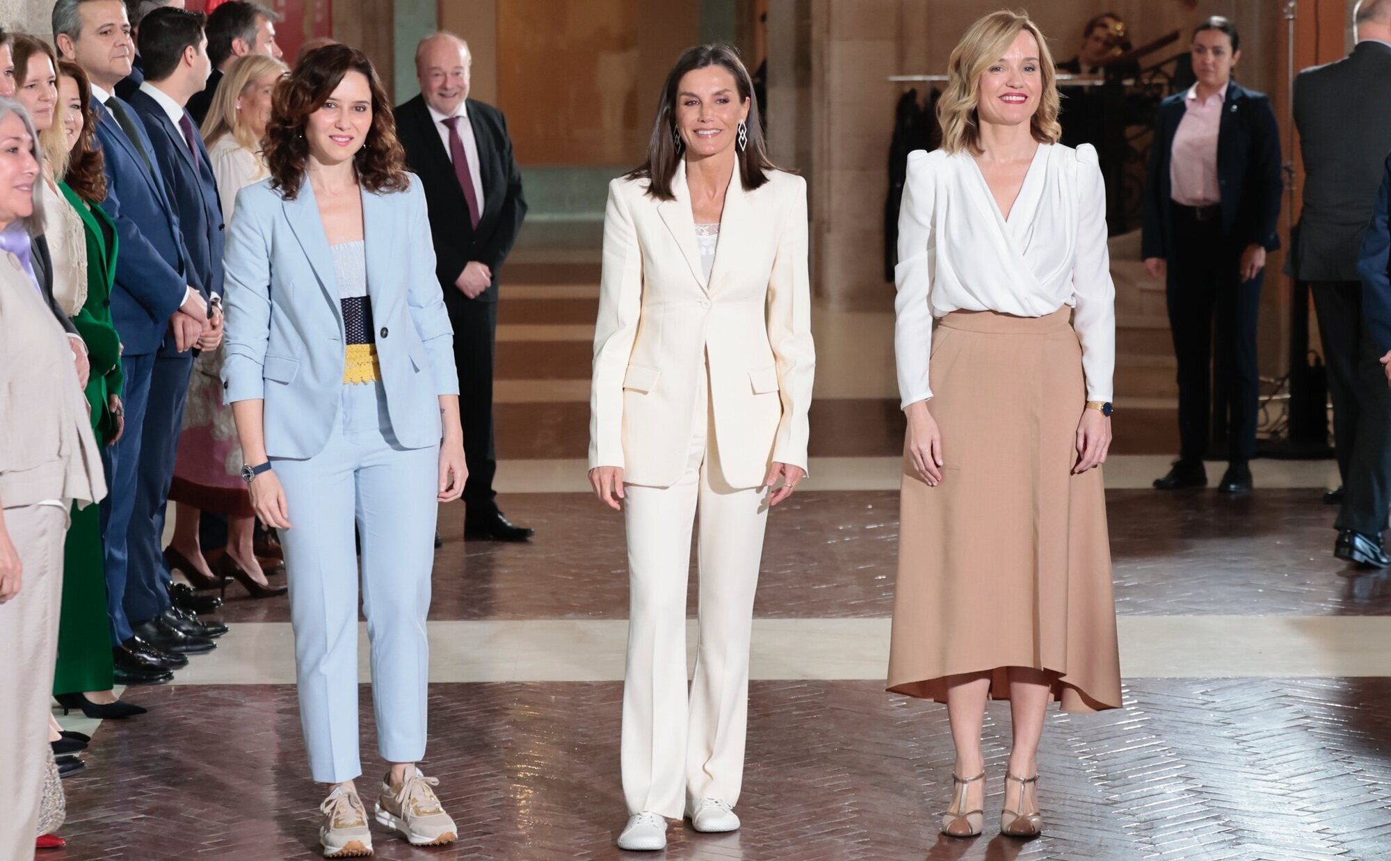 La Reina Letizia pone de moda las zapatillas: Isabel Díaz Ayuso también apuesta por calzado deportivo en un acto con ella