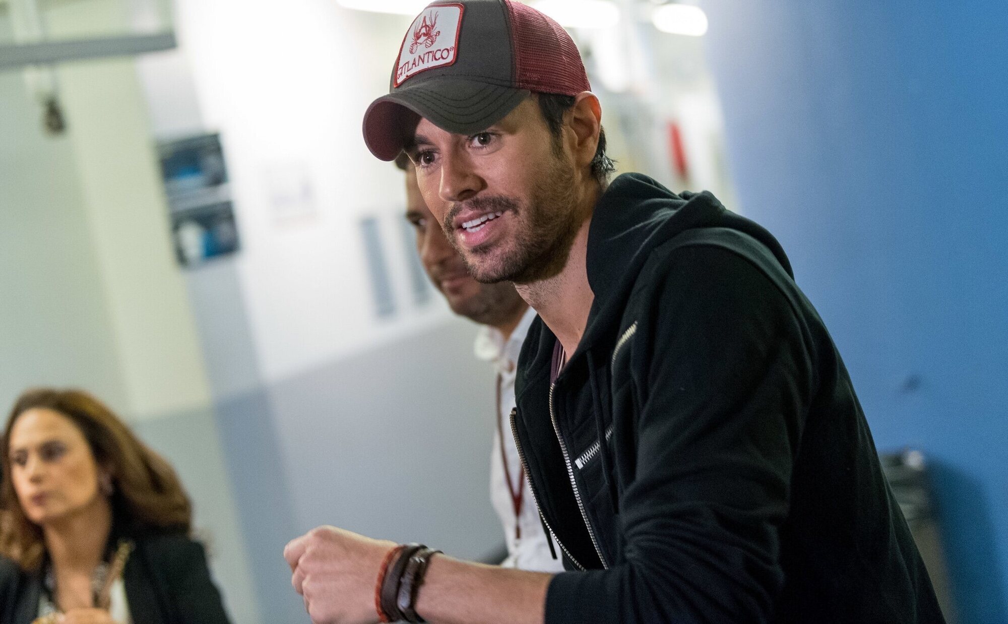 Enrique Iglesias habla de sus besos con fans y lo que Ana Kournikova opina de eso: "Es una actuación"