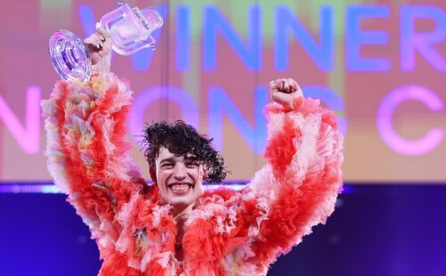 Nemo Mettler rompe el Micrófono de Cristal tras ganar Eurovisión 2024 para Suiza: 