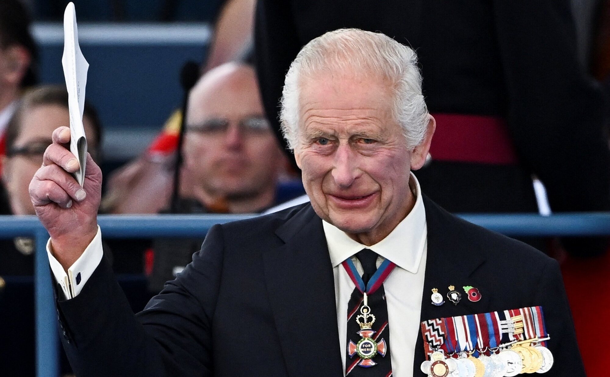 La emoción de Carlos III en su primer discurso público desde que tiene cáncer en el 80 aniversario del Desembarco de Normandía