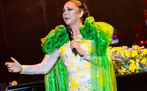 Isabel Pantoja dedica una canción a sus nietos, los hijos de Kiko Rivera y el de Isa Pantoja, en su concierto en Almería