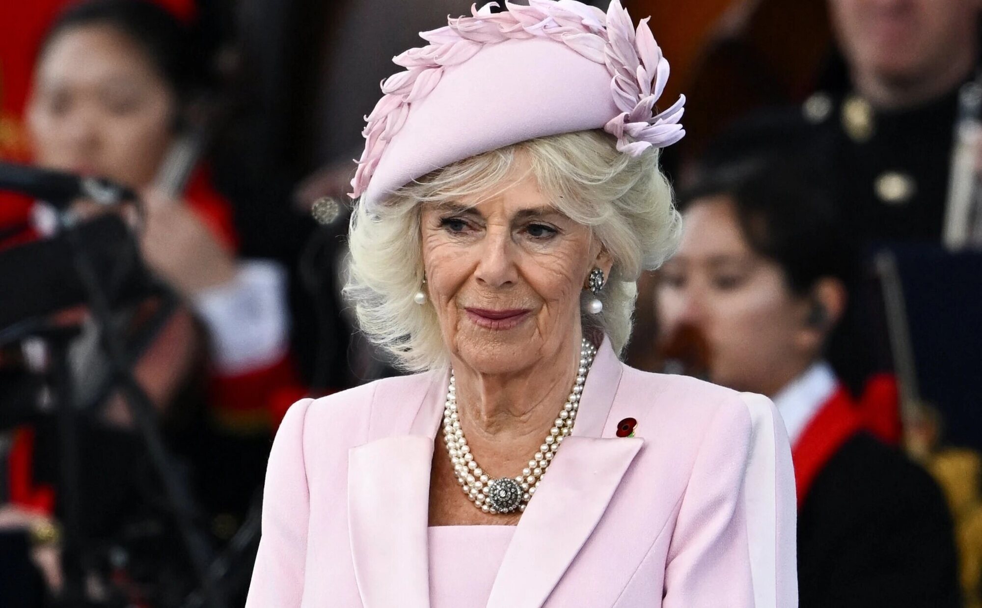 La Reina Camilla habla del estado de salud de Carlos III lanzándole una pullita