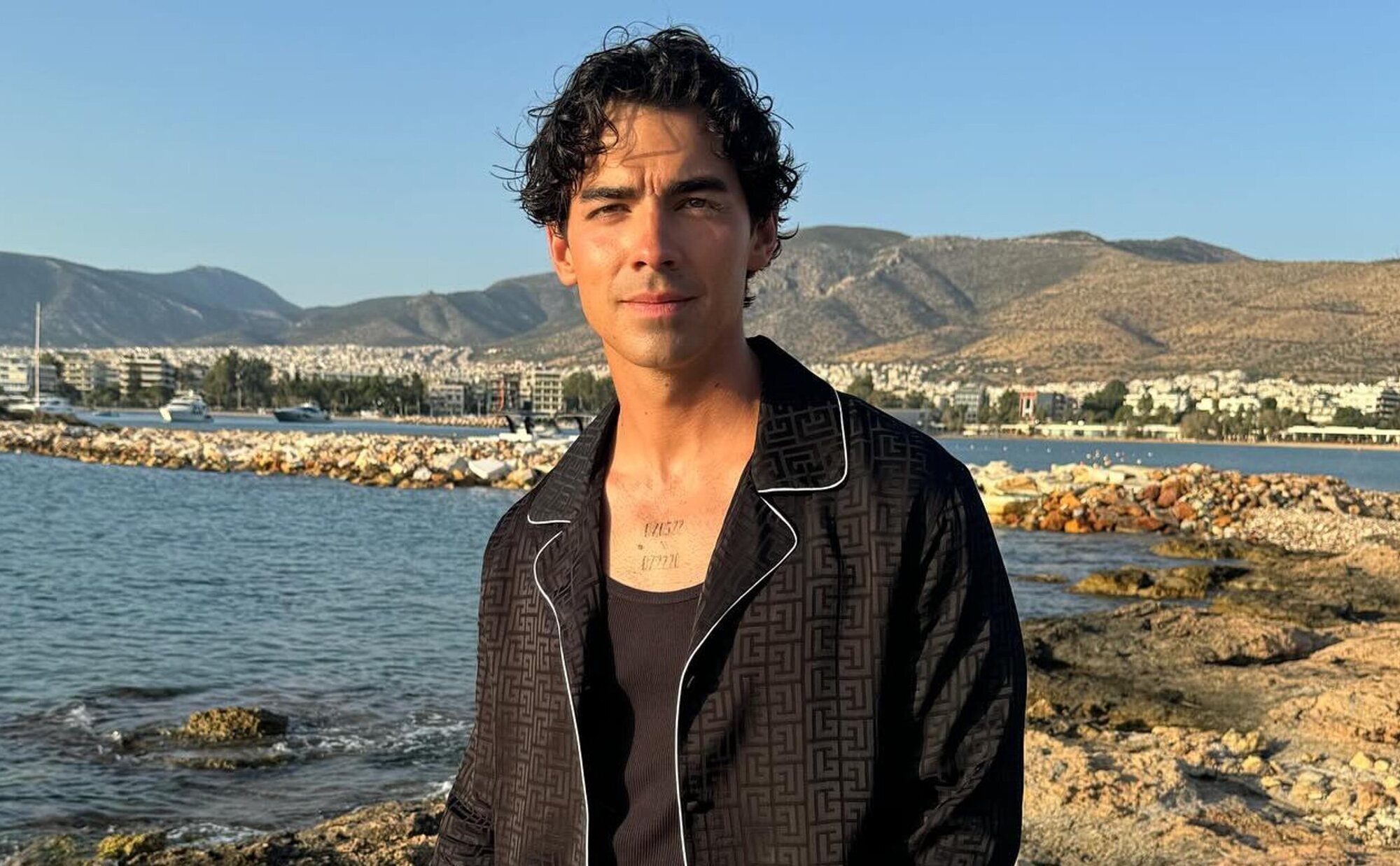 Joe Jonas disfruta de una jornada de playa en Grecia con una misteriosa morena tras su ruptura con Stormi Bree