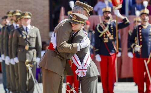 El emotivo abrazo de Felipe VI y la Princesa Leonor que marca el final de su paso por la Academia de Zaragoza
