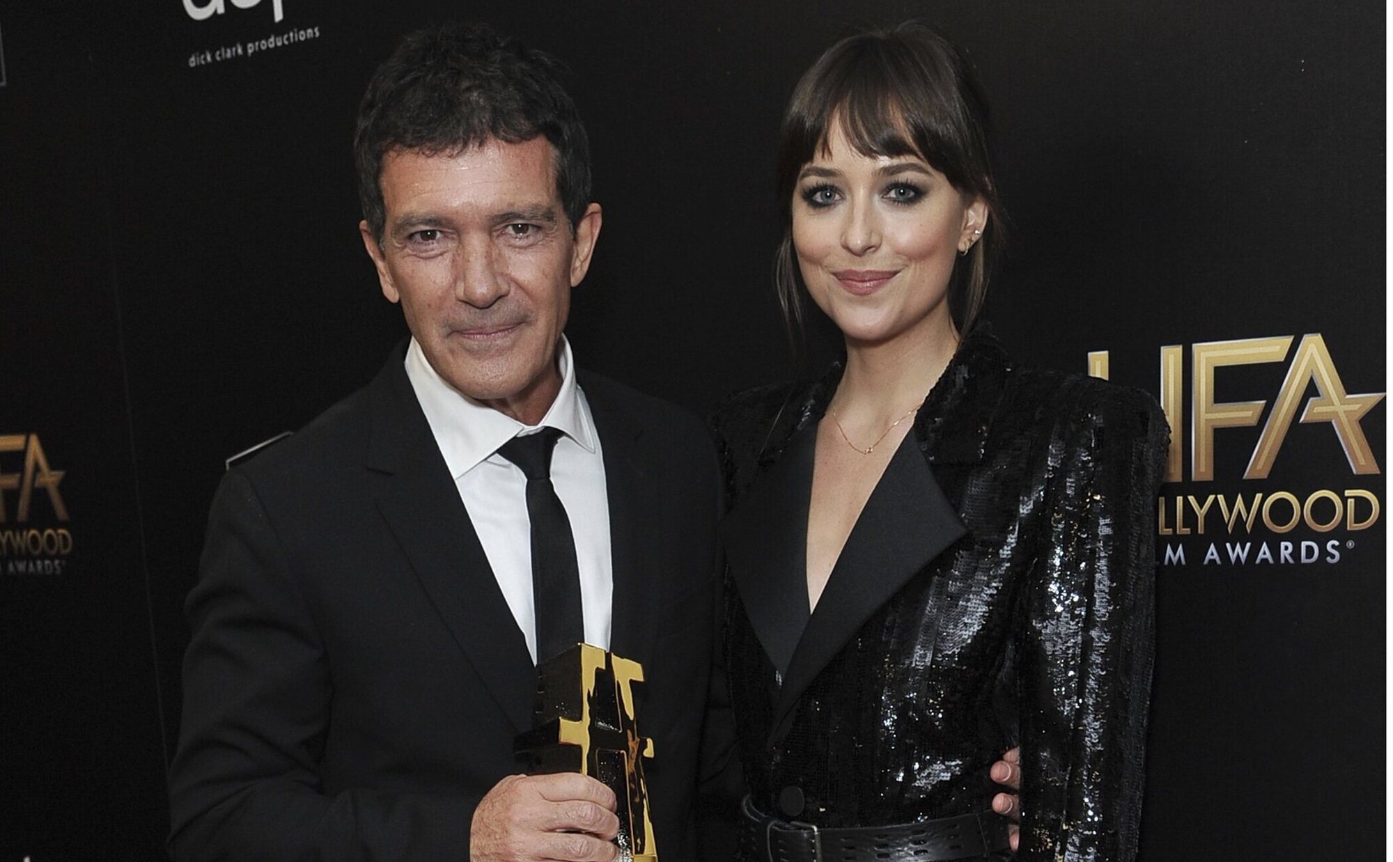 Dakota Johnson vuelve a España y se reencuentra con el que fue su padrastro, Antonio Banderas