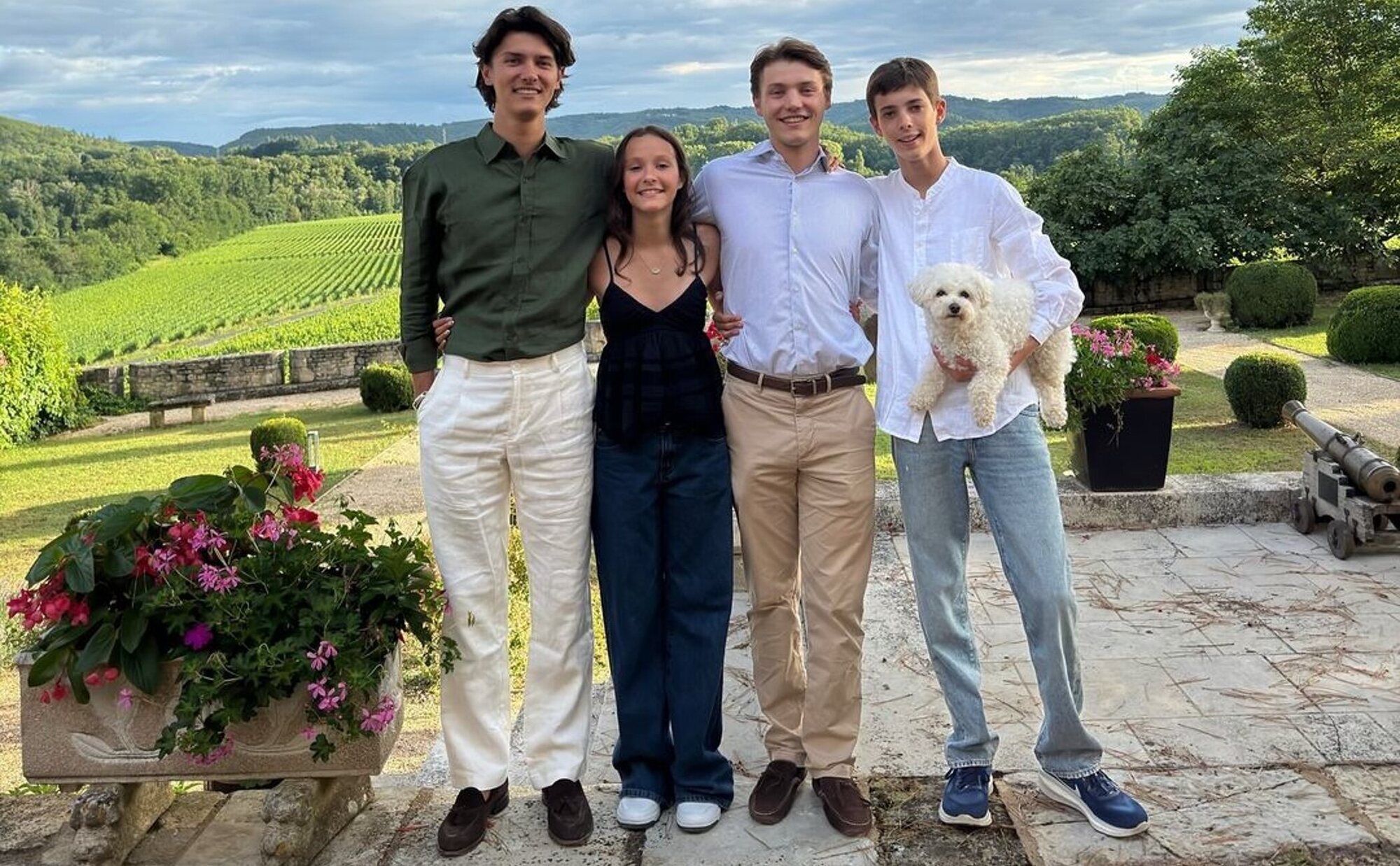 Felix de Dinamarca celebra su 22 cumpleaños con sus hermanos en el castillo de su abuela y con detalle de la Casa Real Danesa