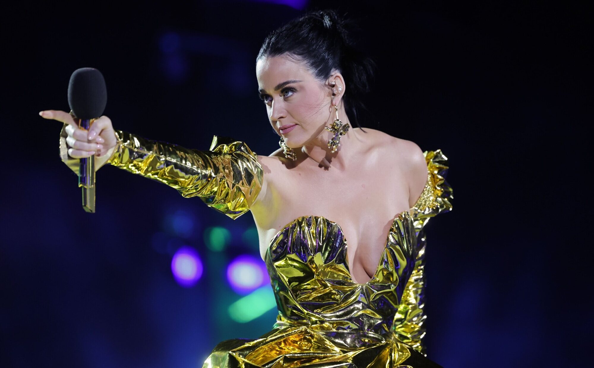 Katy Perry invita a todo el mundo en una discoteca de Barcelona: "La última ronda corre por mi cuenta. Soy rica"